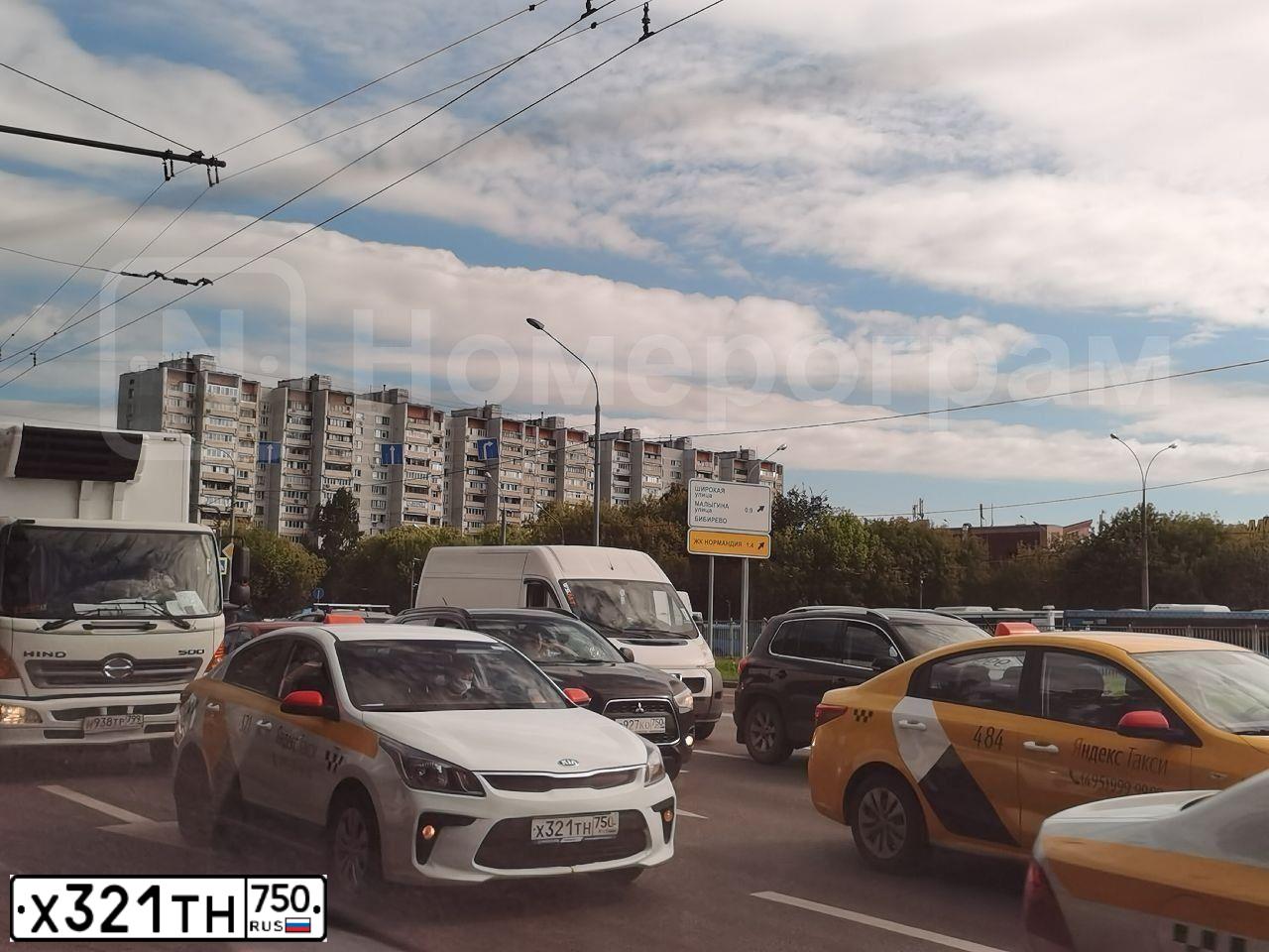 Фото автомобиля KIA RIO, 2019 — госномер М770НН790. Цвет: БЕЛЫЙ