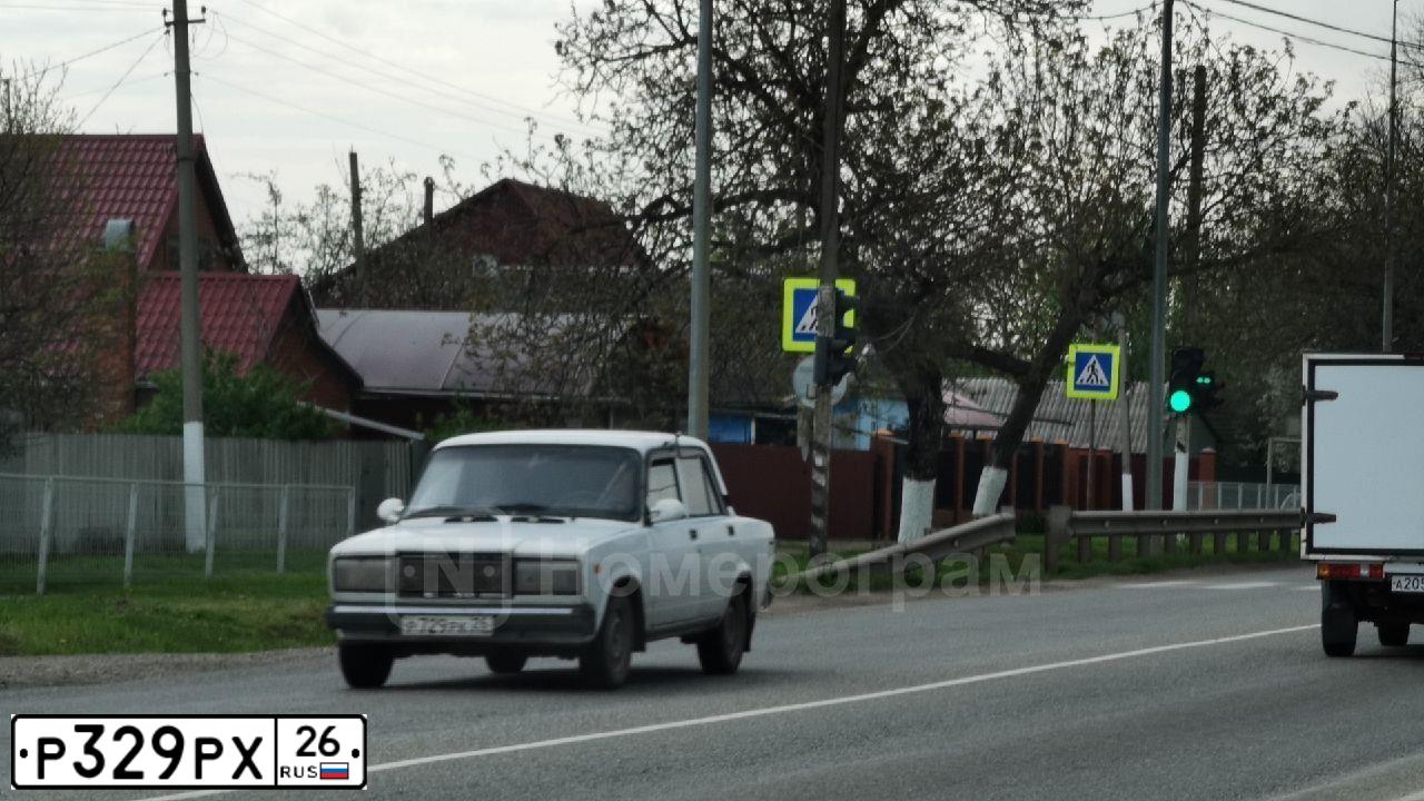 Фото автомобиля LADA 2107, 2008 — госномер Р329РХ26. Цвет: ЯРКО-БЕЛЫЙ