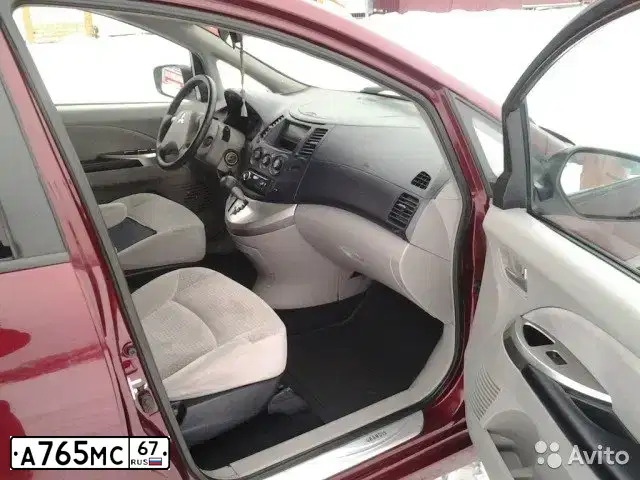 Фото автомобиля MITSUBISHI GRANDIS, 2004 — госномер Т396НН199. Цвет: ВИШНЕВЫЙ