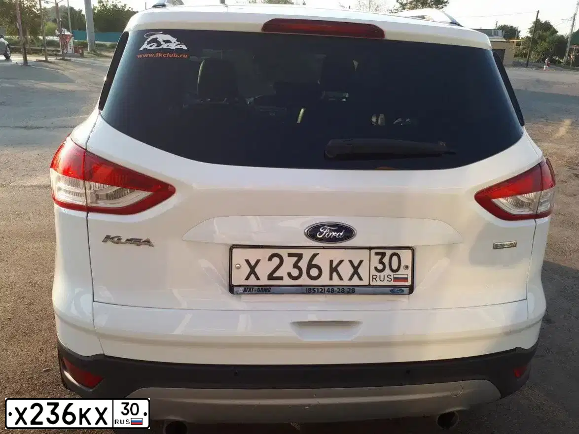 Фото автомобиля FORD KUGA, 2013 — госномер Х236КХ30. Цвет: Белый