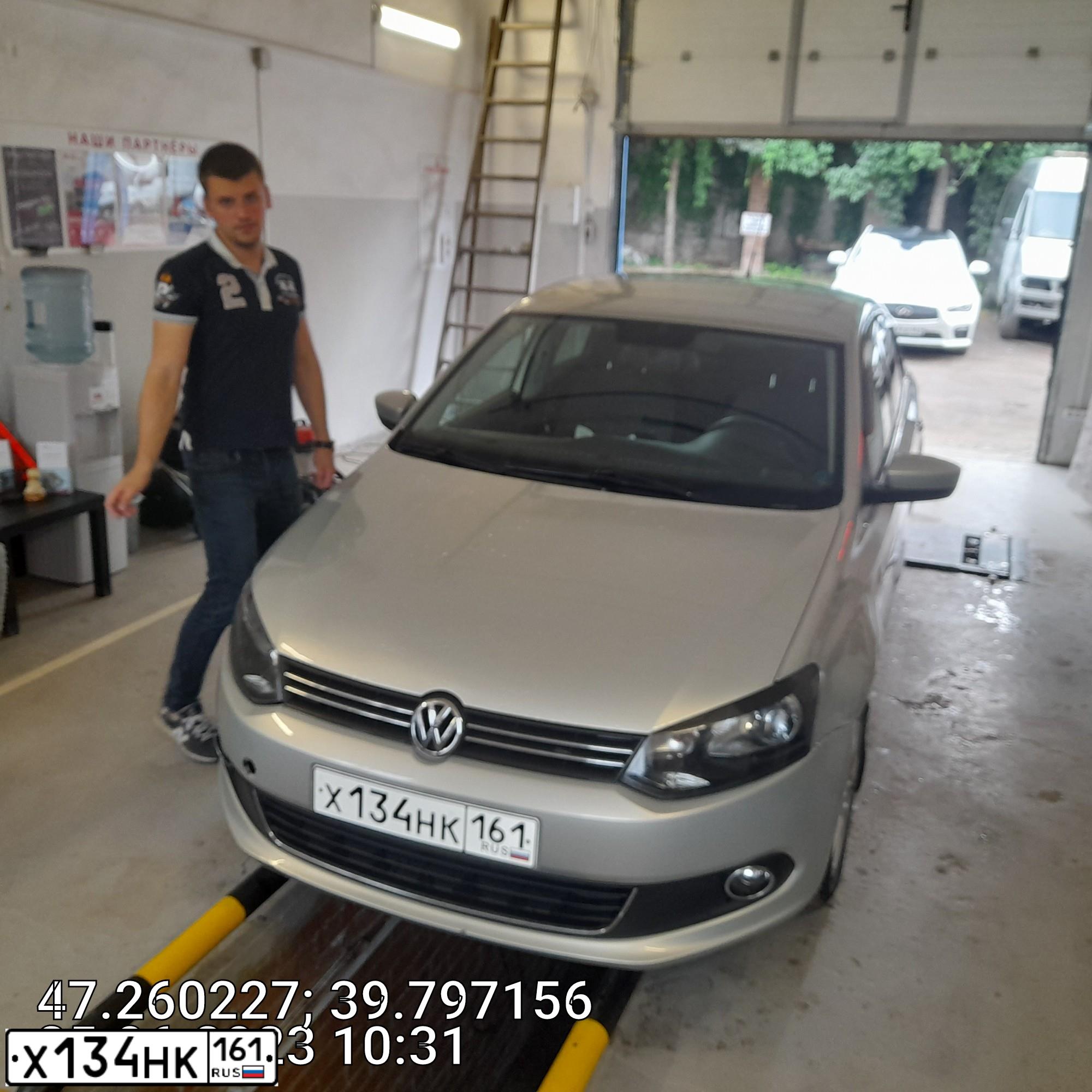 Фото автомобиля VOLKSWAGEN POLO, 2011 — госномер Н317ЕА180. Цвет: Серебристо-Желтый
