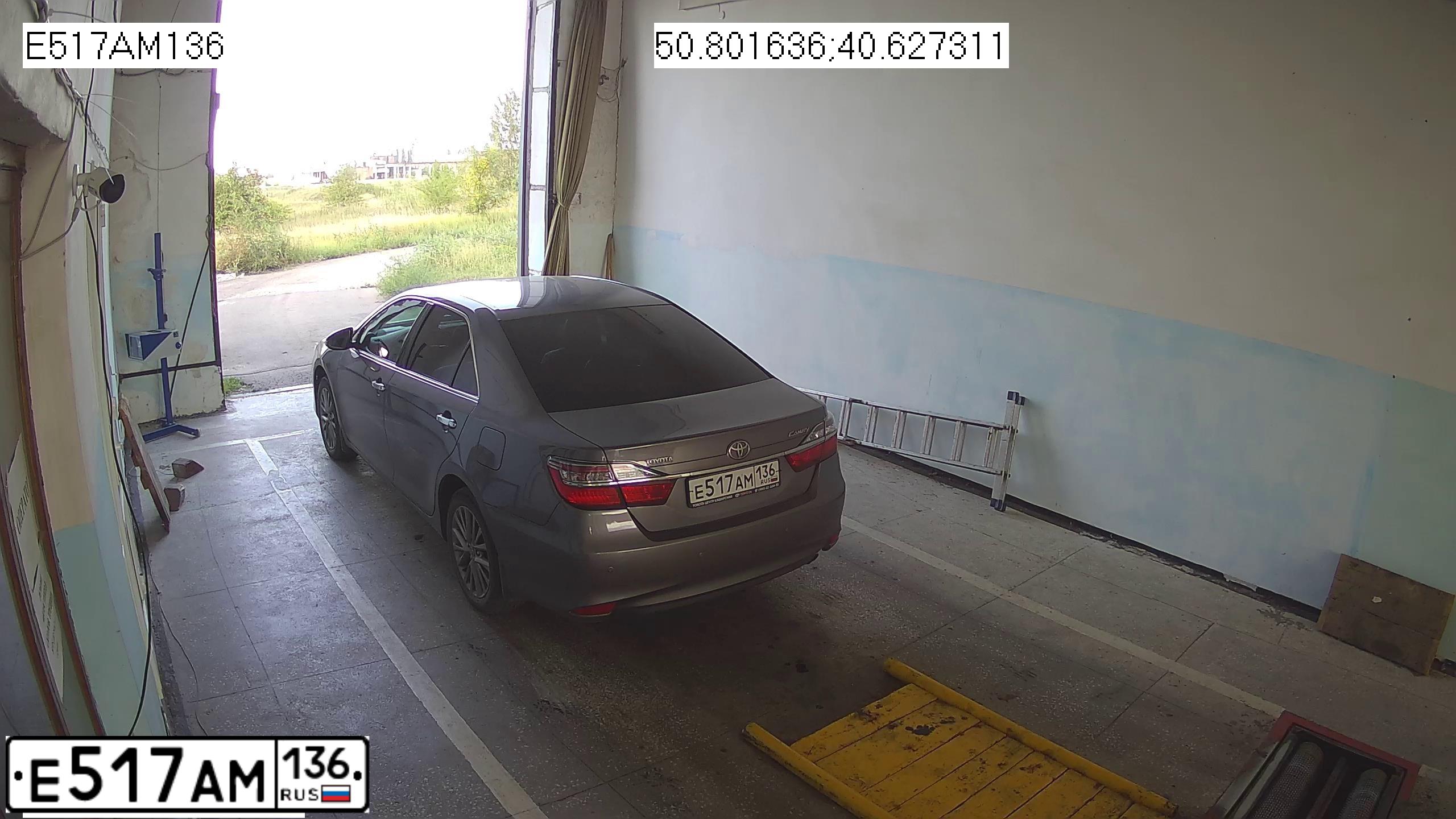 Фото автомобиля TOYOTA CAMRY, 2016 — госномер Р494ЕН32. Цвет: СЕРЫЙ МЕТАЛЛИК