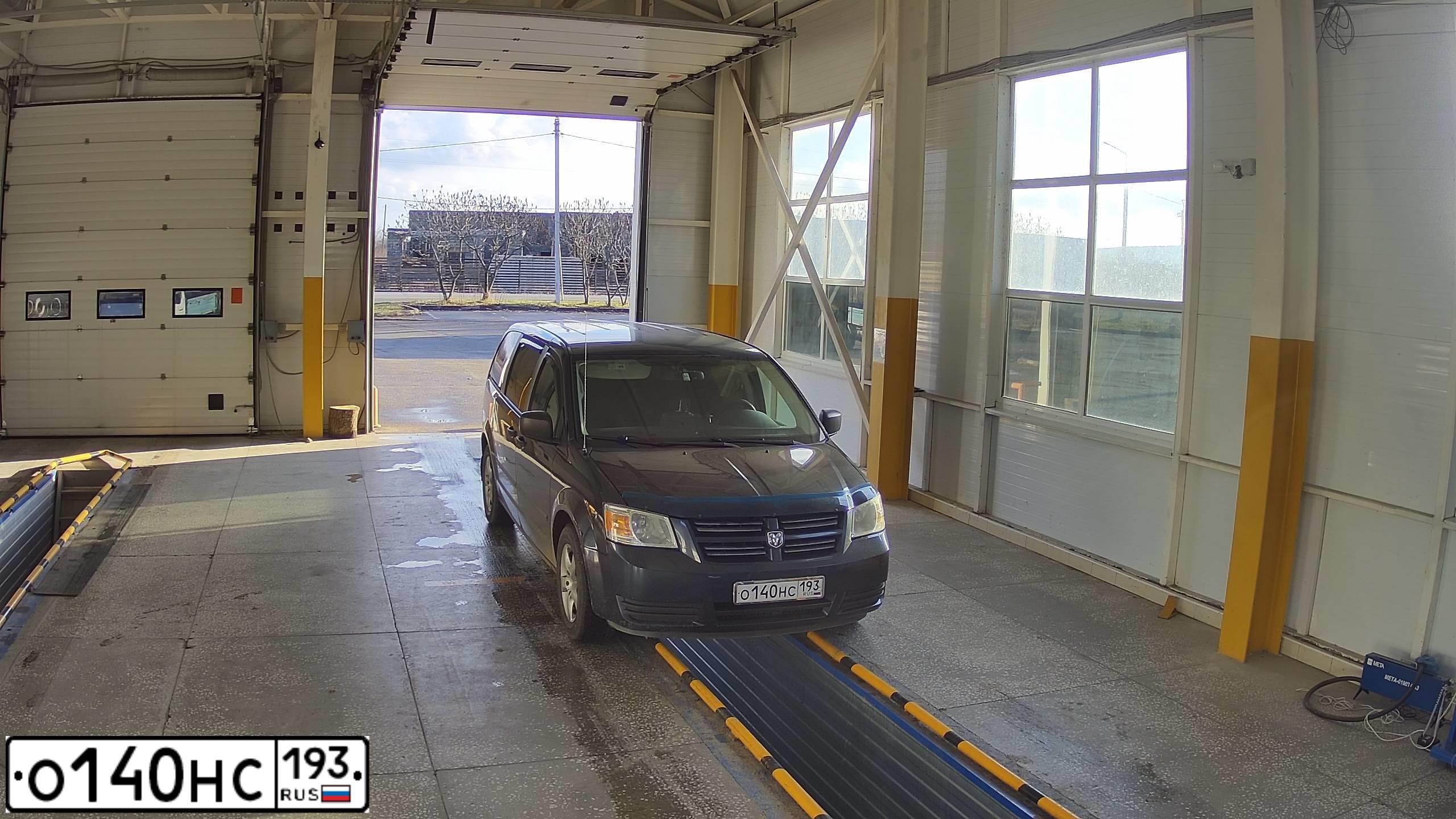 Фото автомобиля DODGE GRAND CARAVAN, 2007 — госномер О140НС193. Цвет: синий