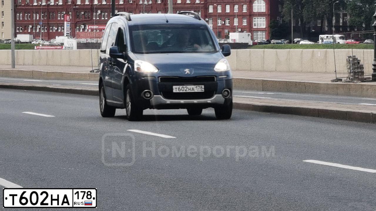 Фото автомобиля PEUGEOT PARTNER, 2012 — госномер Т275МО198. Цвет: синий