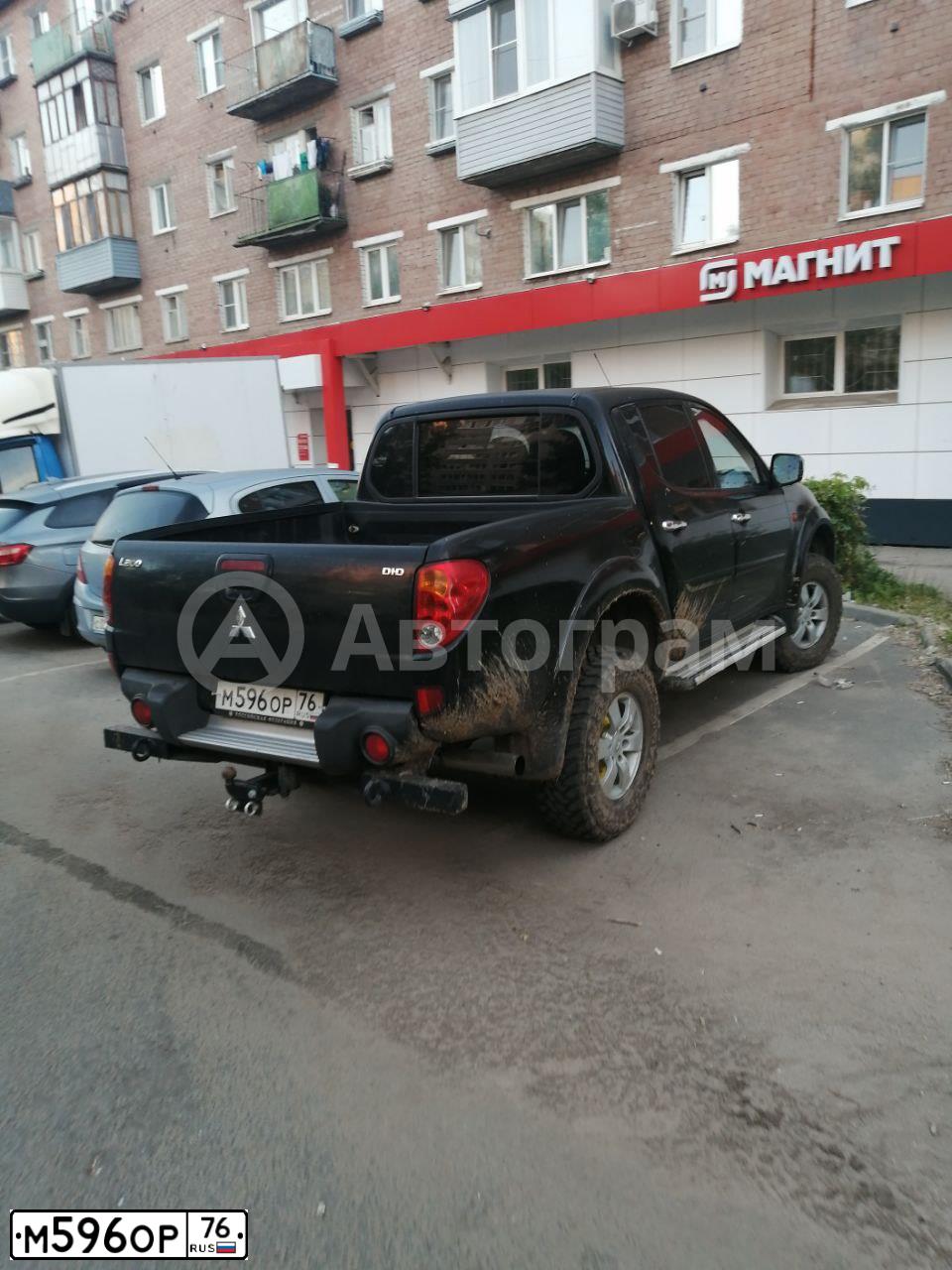 Фото автомобиля MITSUBISHI L 200, 2008 — госномер М596ОР76. Цвет: ЧЕРНЫЙ