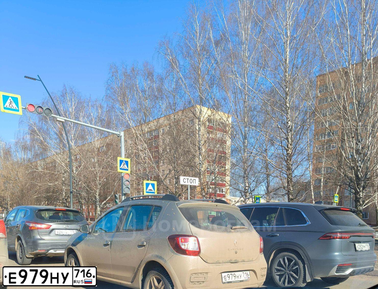 Фото автомобиля RENAULT SANDERO, 2019 — госномер Е979НУ716. Цвет: Белый