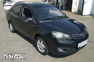 Фото автомобиля FAW W V5, 2013 — госномер Е572УР123. Цвет: ЧЕРНЫЙ