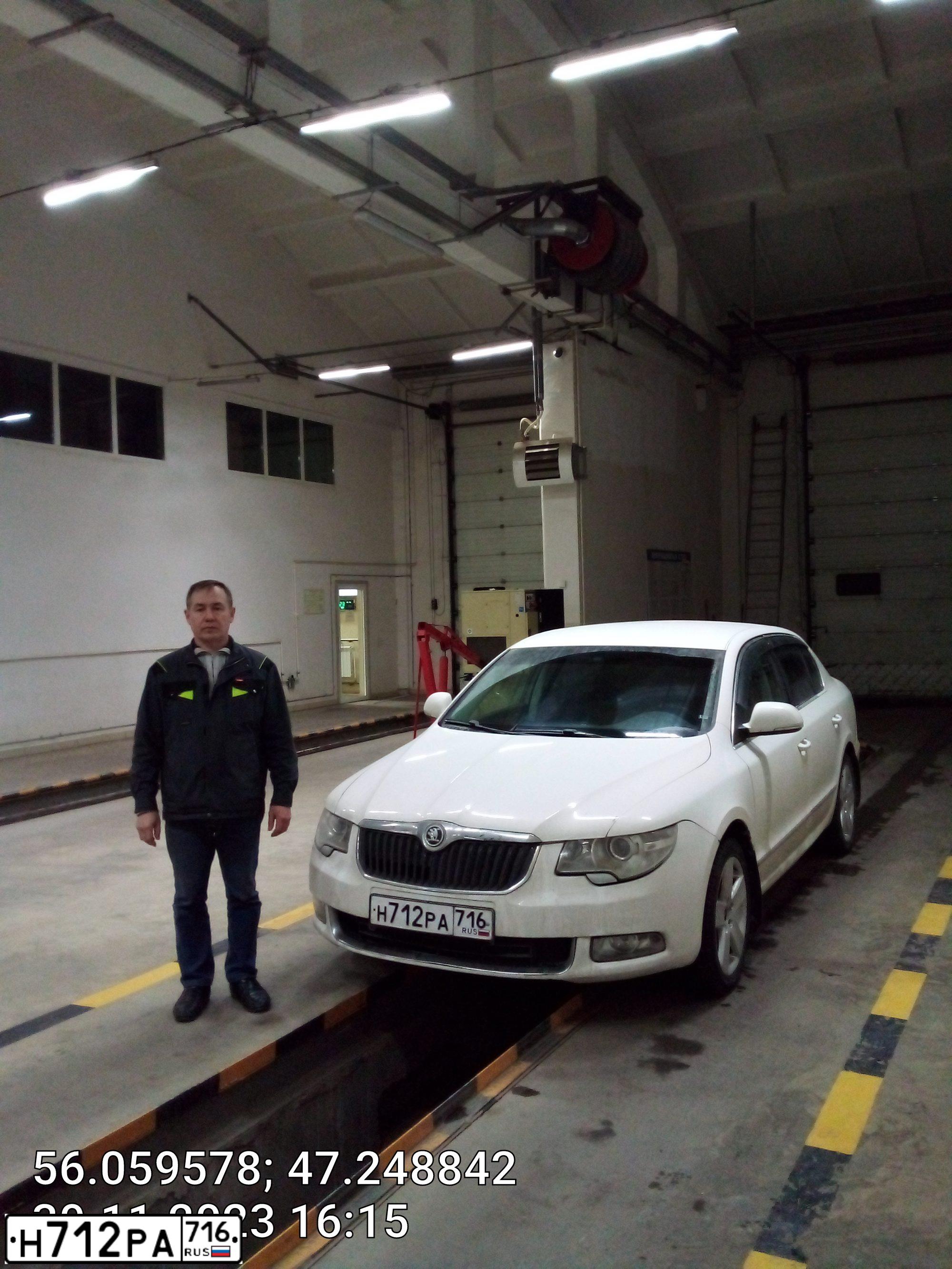 Фото автомобиля SKODA SUPERB, 2012 — госномер М753КН21. Цвет: Белый