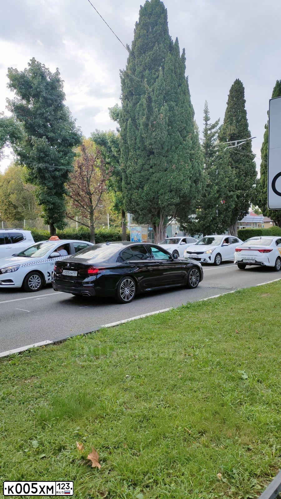 Фото автомобиля BMW SERIE 5, 2018 — госномер К005ХМ123. Цвет: Темно-синий
