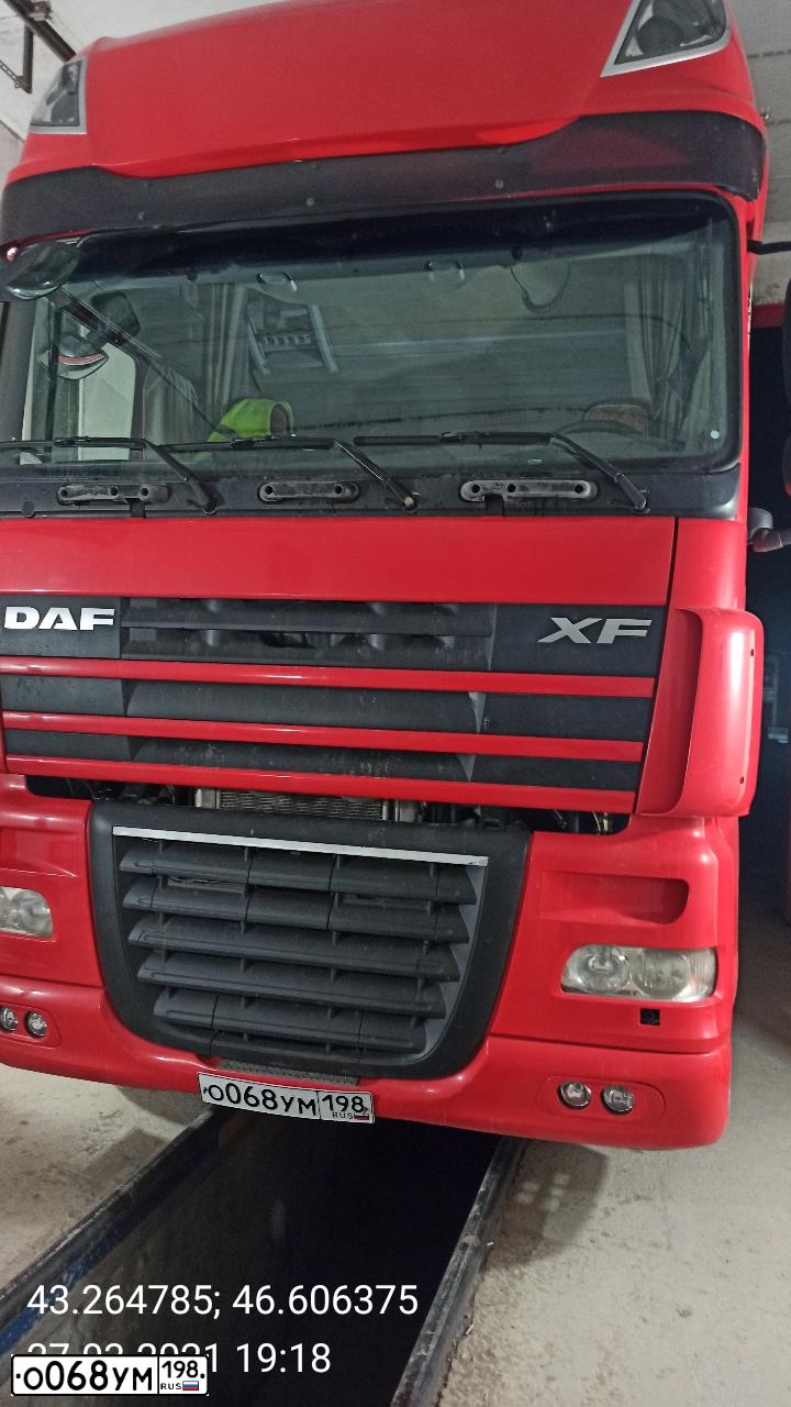 Фото автомобиля DAF XF 105 FAR /6X2/, 2009 — госномер О414КН123. Цвет: Красный