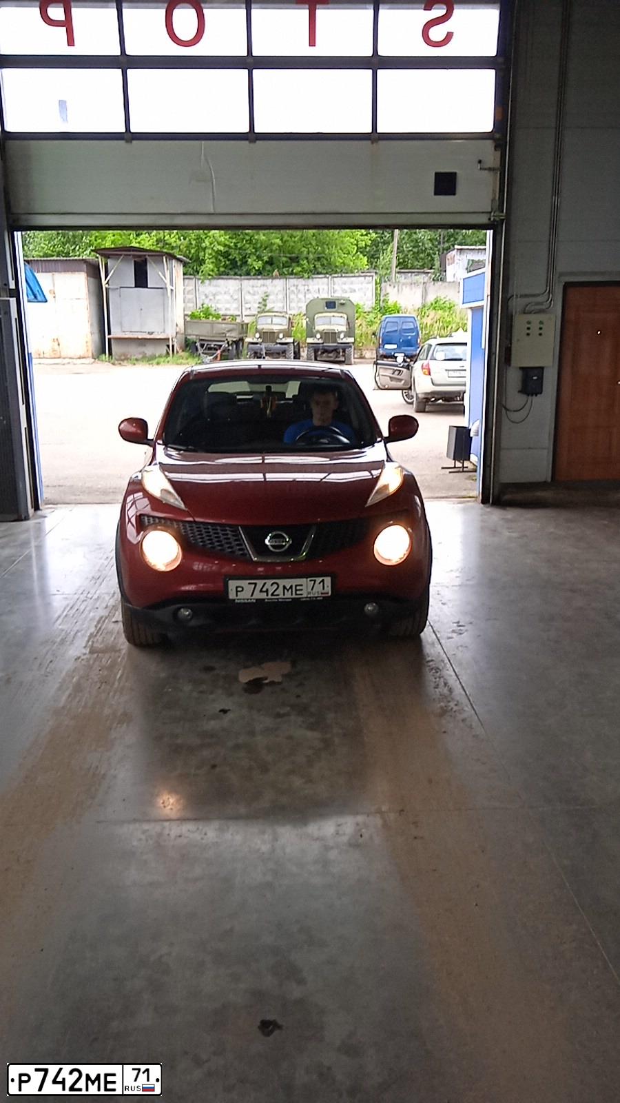 Фото автомобиля NISSAN JUKE, 2014 — госномер Н693КВ790. Цвет: Красный