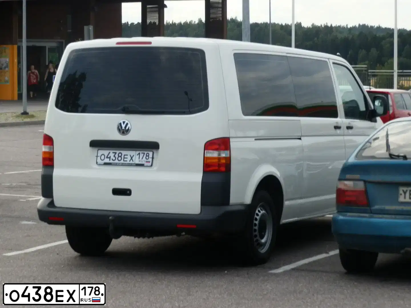 Фото автомобиля VOLKSWAGEN TRANSPORTER, 2008 — госномер А144СХ51. Цвет: Белый