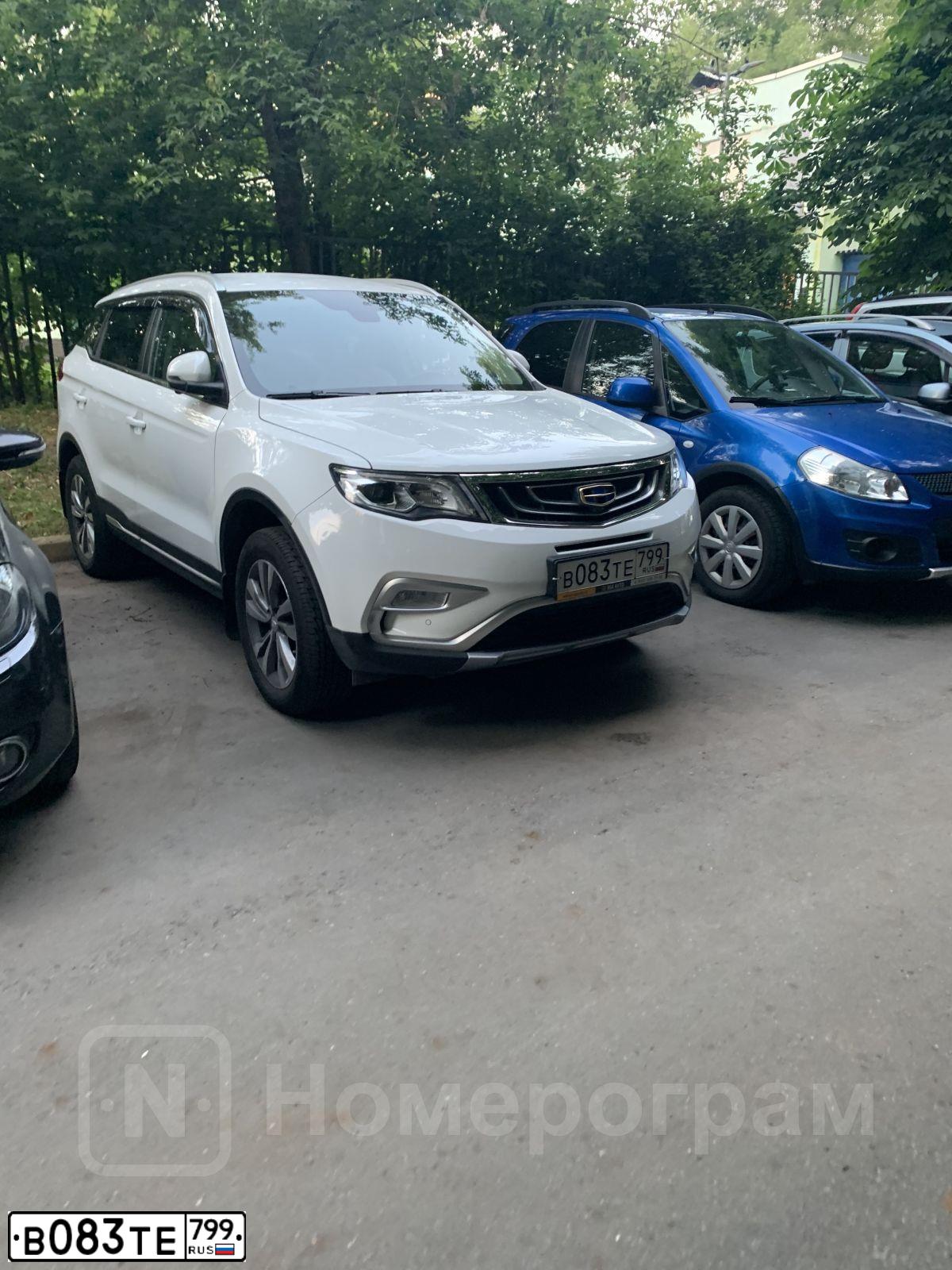 Фото автомобиля GEELY ATLAS, 2019 — госномер В083ТЕ799. Цвет: БЕЛЫЙ
