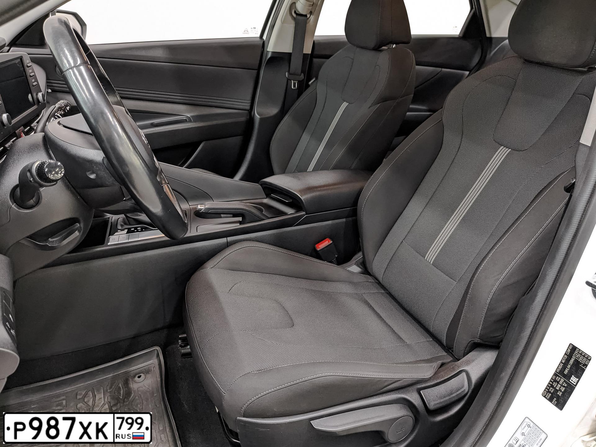 Фото автомобиля HYUNDAI ELANTRA, 2021 — госномер Р987ХК799. Цвет: Белый