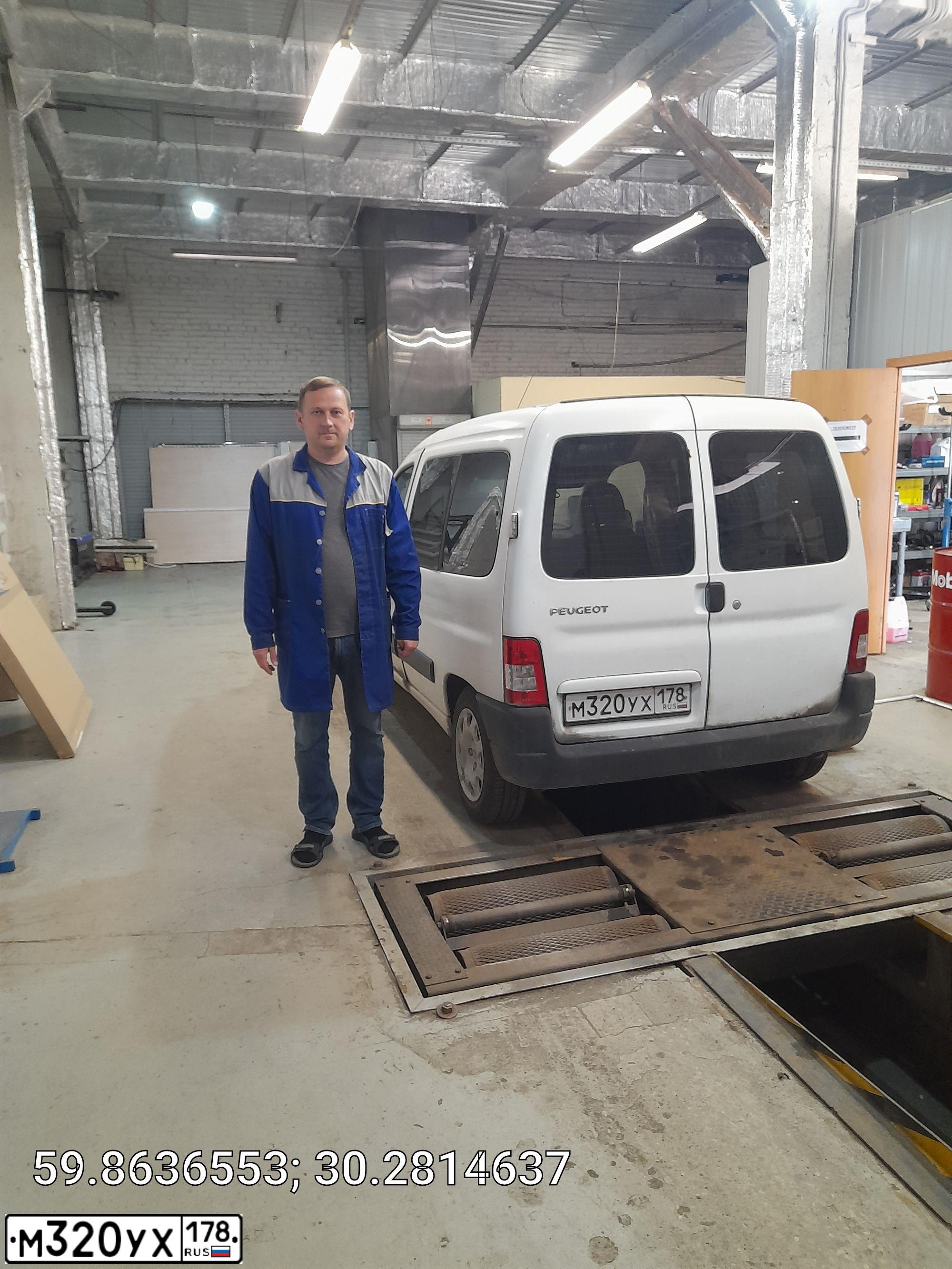 Фото автомобиля PEUGEOT PARTNER, 2010 — госномер М320УХ178. Цвет: Белый