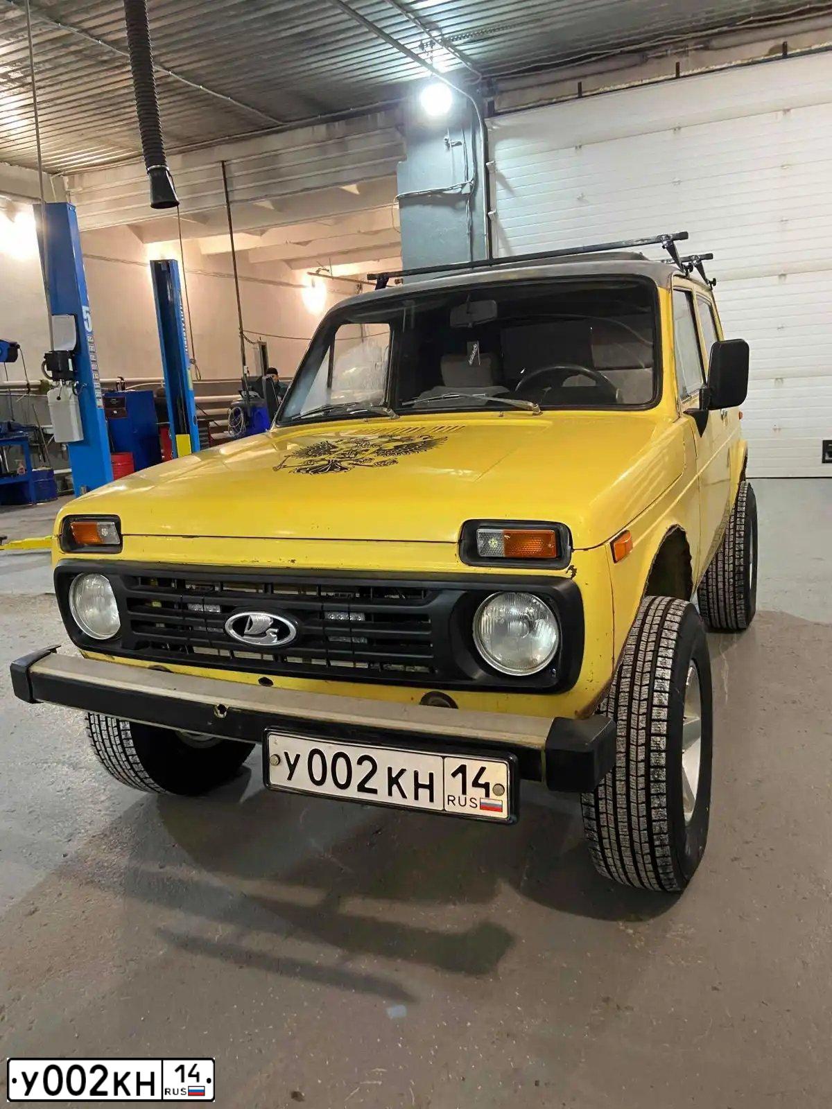 Фото автомобиля LADA 2121 NIVA, 1982 — госномер У002КН14. Цвет: ЖЕЛТЫЙ