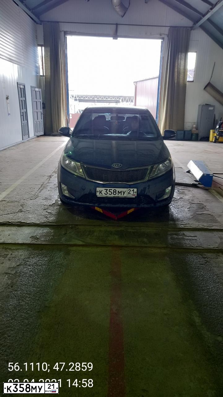 Фото автомобиля KIA RIO, 2012 — госномер М580НЕ21. Цвет: синий
