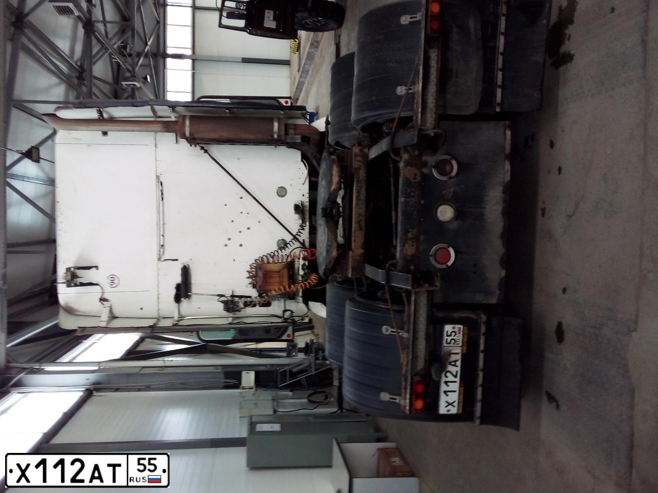 Фото автомобиля FREIGHTLINER COLUMBIA, 2008 — госномер Х112АТ55. Цвет: Белый