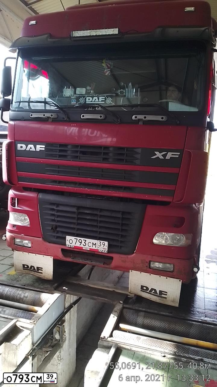 Фото автомобиля DAF XF 95 FT /4X2/, 2005 — госномер О793СМ39. Цвет: ВИШНЕВЫЙ