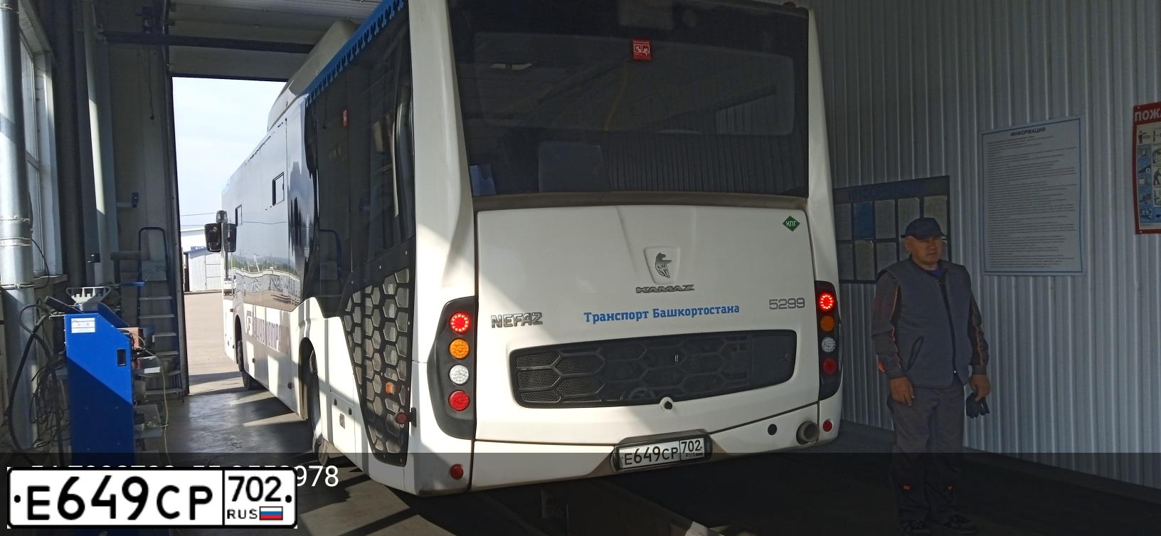 Фото автомобиля NEFAZ 5299, 2022 — госномер Н426УТ702. Цвет: Белый