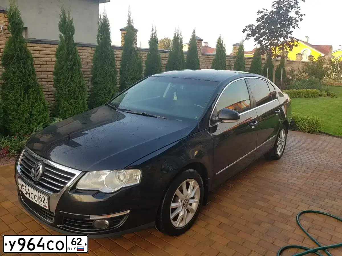 Фото автомобиля VOLKSWAGEN PASSAT, 2010 — госномер Р001НР62. Цвет: ЧЕРНЫЙ