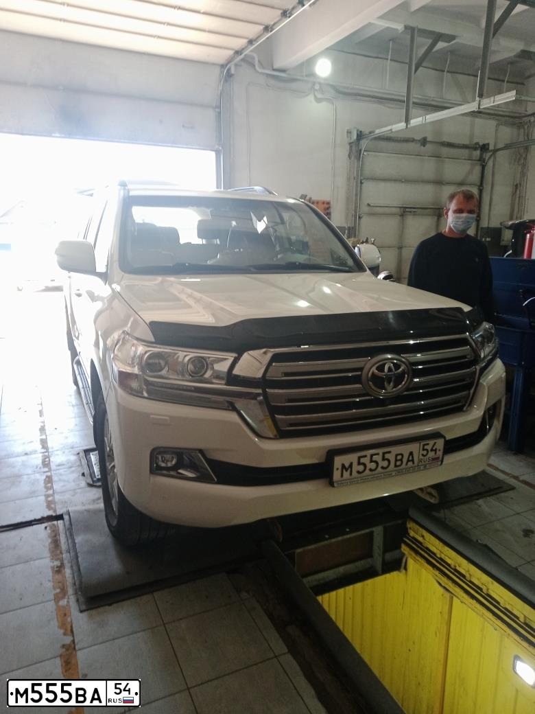 Фото автомобиля TOYOTA LANDCRUISER 200, 2010 — госномер М555ВА54. Цвет: Серебристый