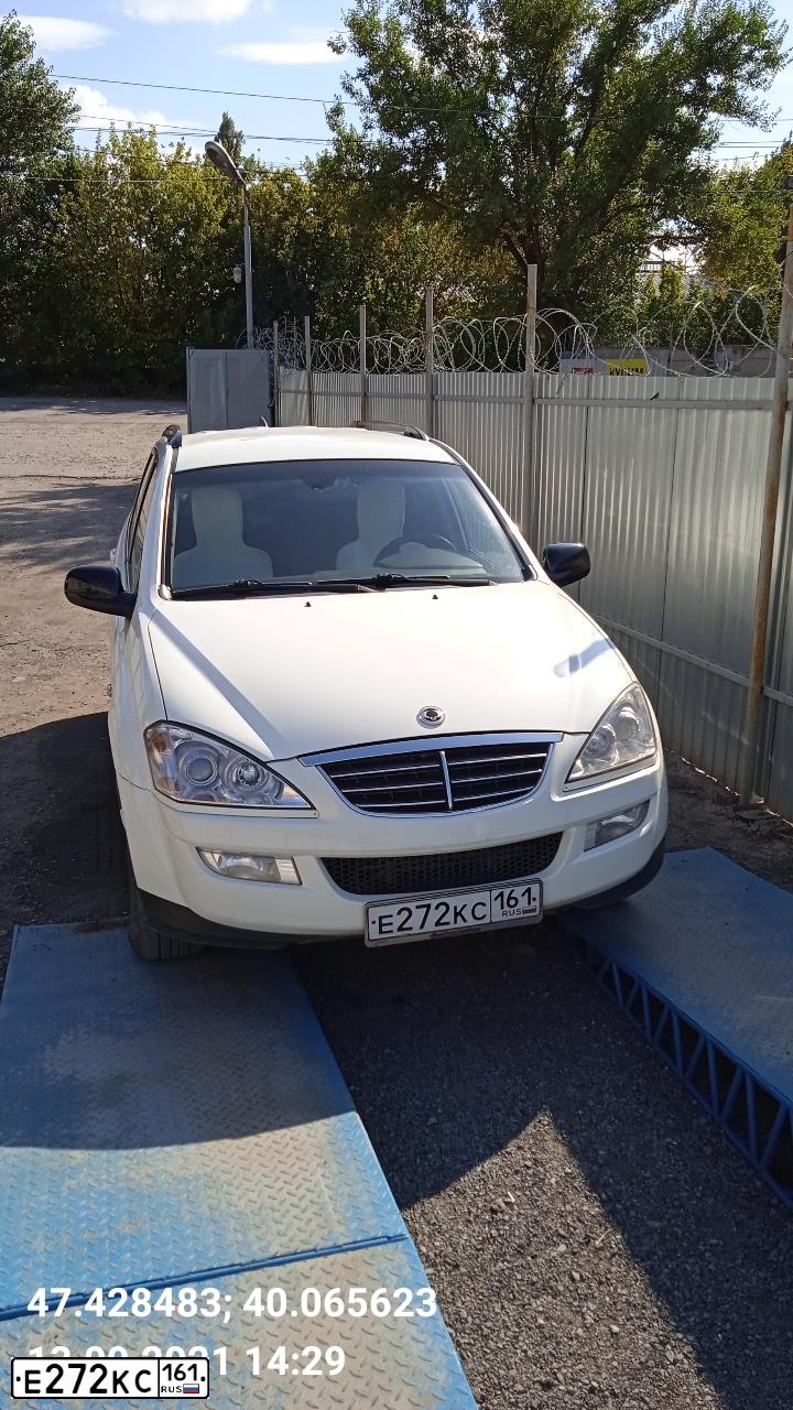 Фото автомобиля SSANGYONG KYRON, 2010 — госномер Е272КС161. Цвет: БЕЛЫЙ