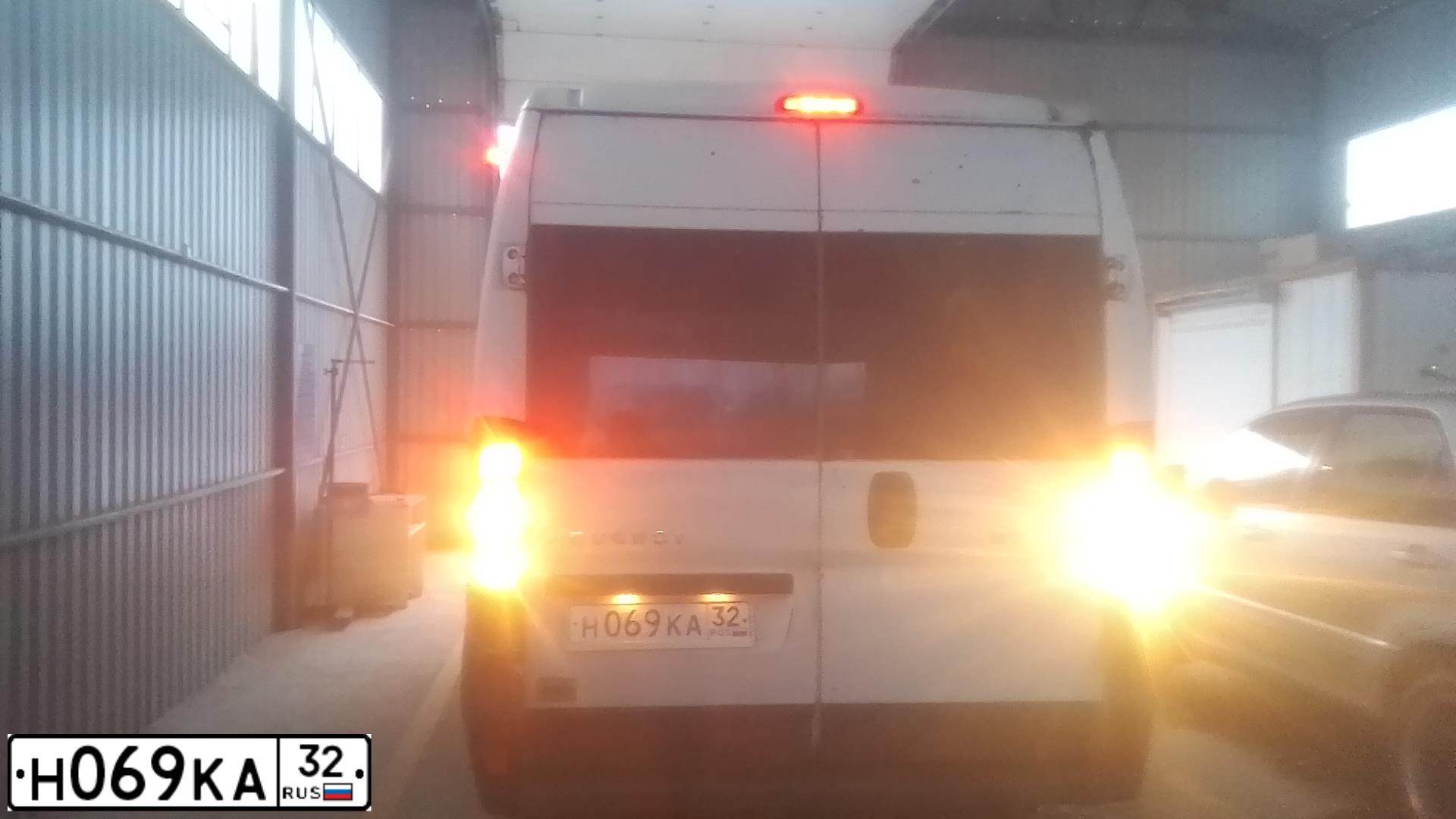 Фото автомобиля PEUGEOT BOXER, 2012 — госномер Н069КА32. Цвет: БЕЛЫЙ