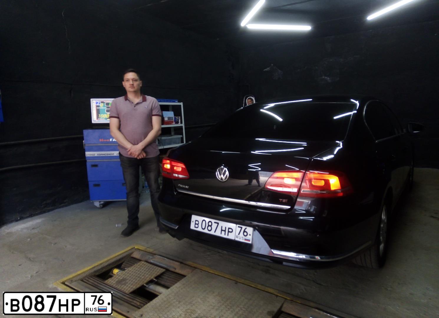 Фото автомобиля VOLKSWAGEN PASSAT, 2012 — госномер В087НР76. Цвет: ЧЕРНЫЙ