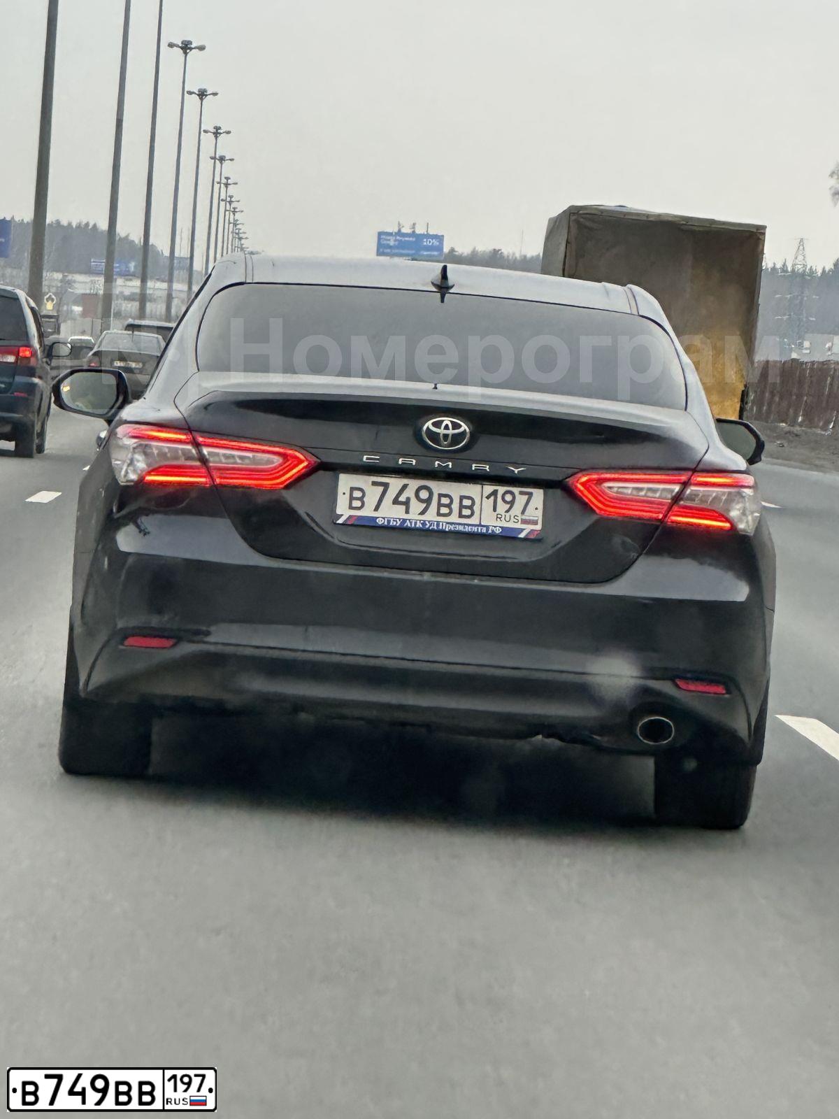 Фото автомобиля TOYOTA CAMRY, 2018 — госномер Х696АМ95. Цвет: ЧЕРНЫЙ МЕТАЛЛИК