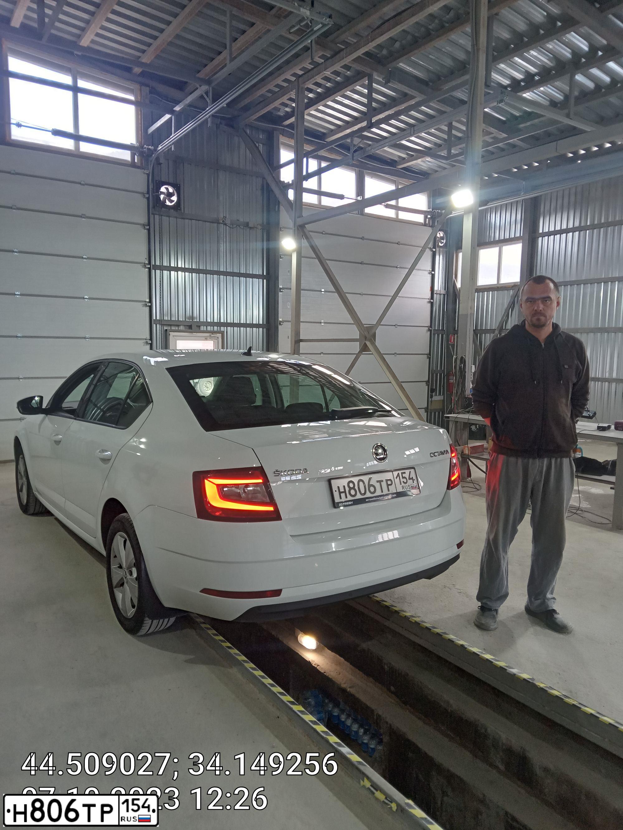 Фото автомобиля SKODA OCTAVIA, 2019 — госномер Н806ТР154. Цвет: Белый