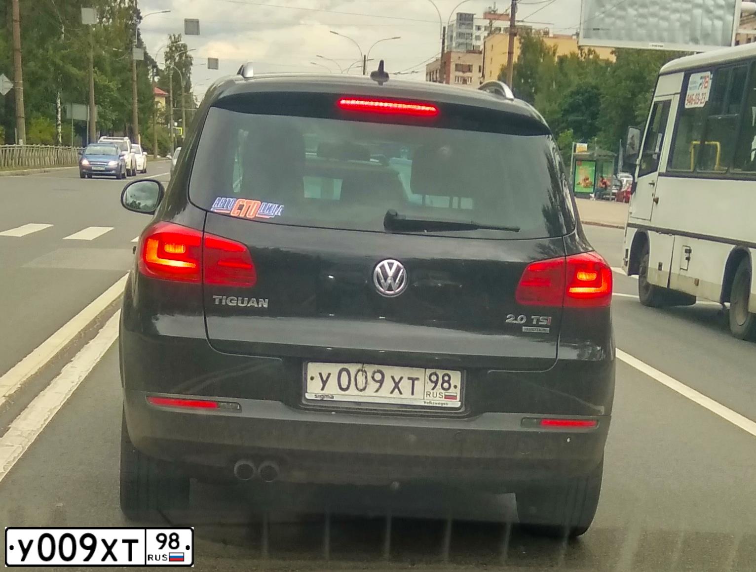 Фото автомобиля VOLKSWAGEN TIGUAN, 2012 — госномер У009ХТ98. Цвет: ЧЕРНЫЙ
