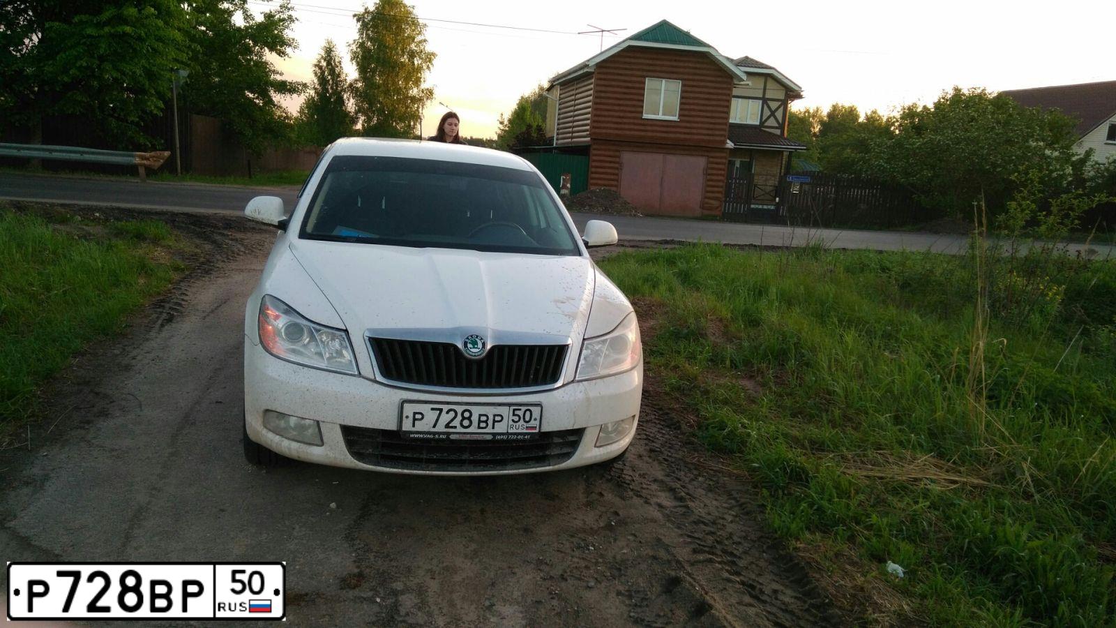 Фото автомобиля SKODA OCTAVIA, 2013 — госномер Е181КР799. Цвет: Белый