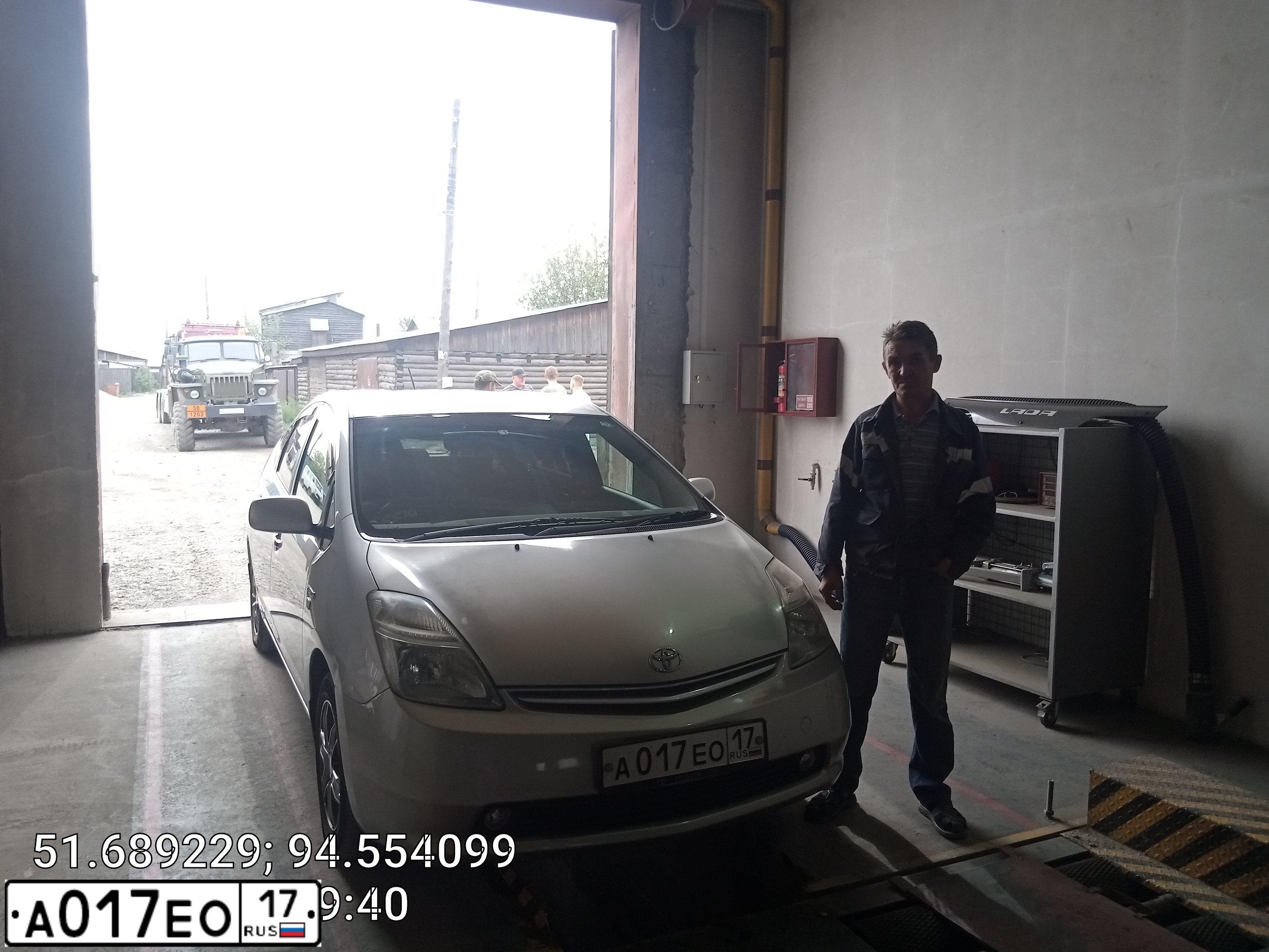 Фото автомобиля TOYOTA PRIUS, 2010 — госномер А017ЕО17