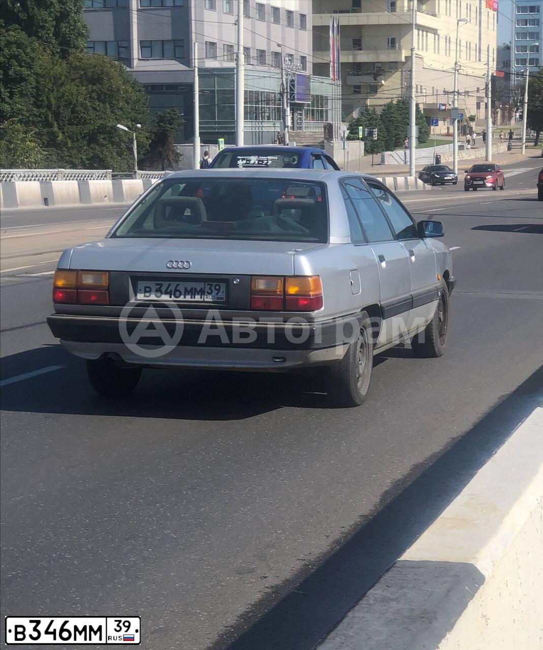 Фото автомобиля AUDI 100, 1990 — госномер В346ММ39. Цвет: СЕРЫЙ