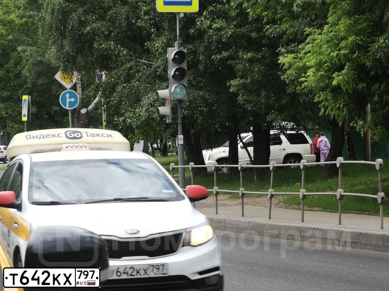 Фото автомобиля BMW X6, 2022 — госномер О013НН196. Цвет: ЧЕРНЫЙ