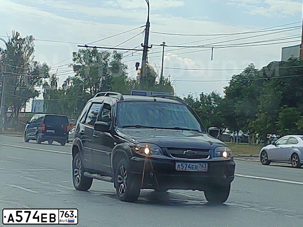 Фото автомобиля CHEVROLET NIVA, 2018 — госномер А574ЕВ763. Цвет: Черно-синий металлик