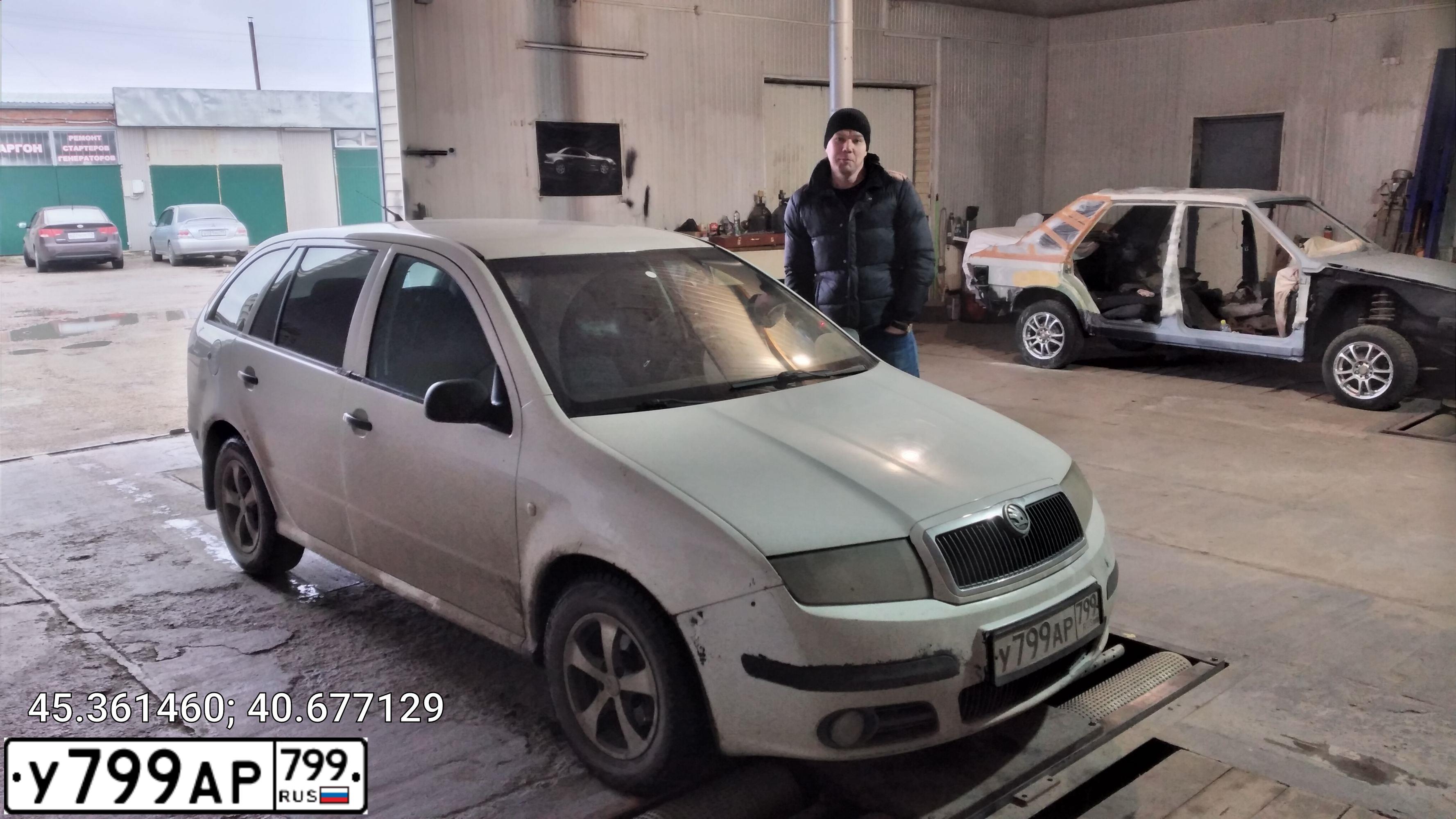 Фото автомобиля SKODA FABIA, 2007 — госномер У799АР799. Цвет: Белый