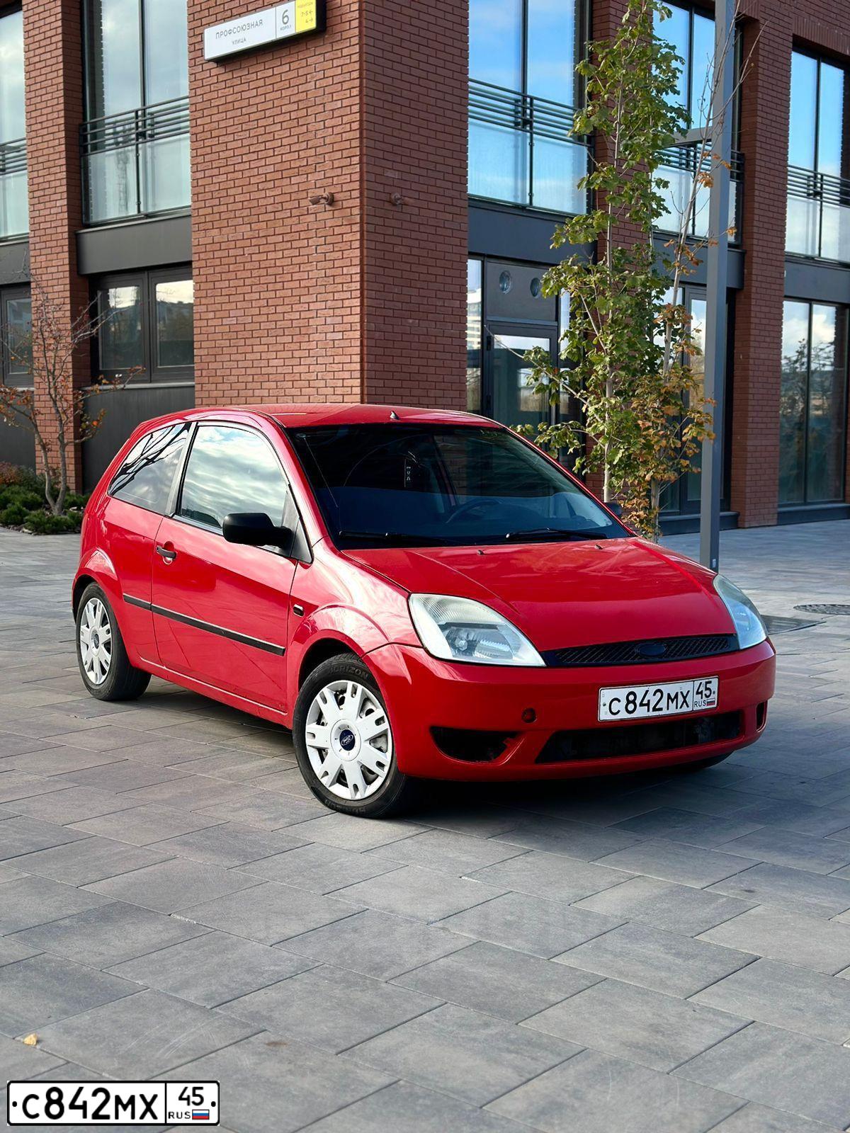 Фото автомобиля FORD FIESTA / ASPIRE, 2005 — госномер Х927СР72. Цвет: Красный