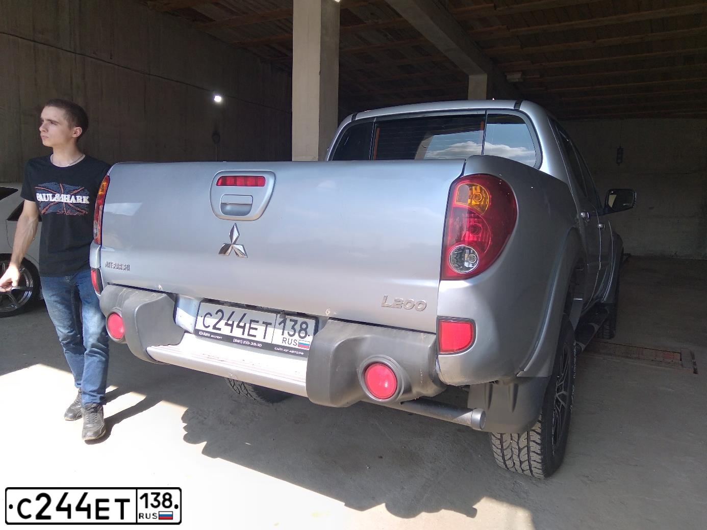 Фото автомобиля MITSUBISHI L 200, 2013 — госномер Е004РМ93. Цвет: СЕРЕБРИСТЫЙ