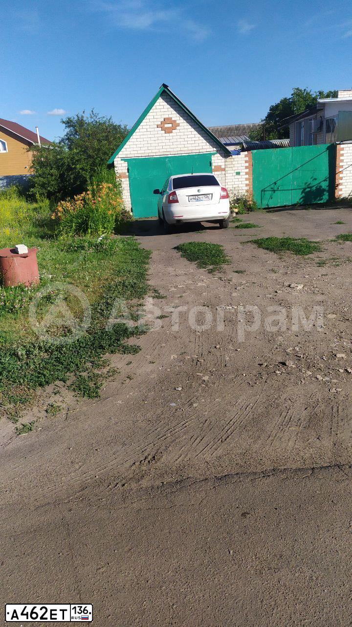 Фото автомобиля SKODA OCTAVIA, 2012 — госномер А462ЕТ136. Цвет: Белый