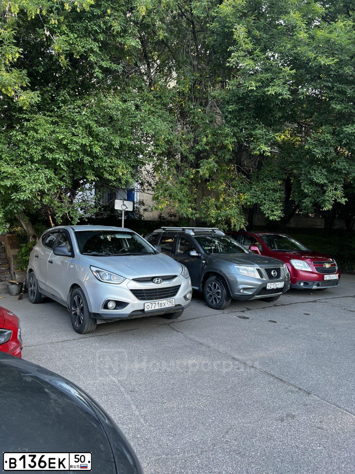 Фото автомобиля CHEVROLET ORLANDO, 2013 — госномер В136ЕК50. Цвет: КРАСНЫЙ