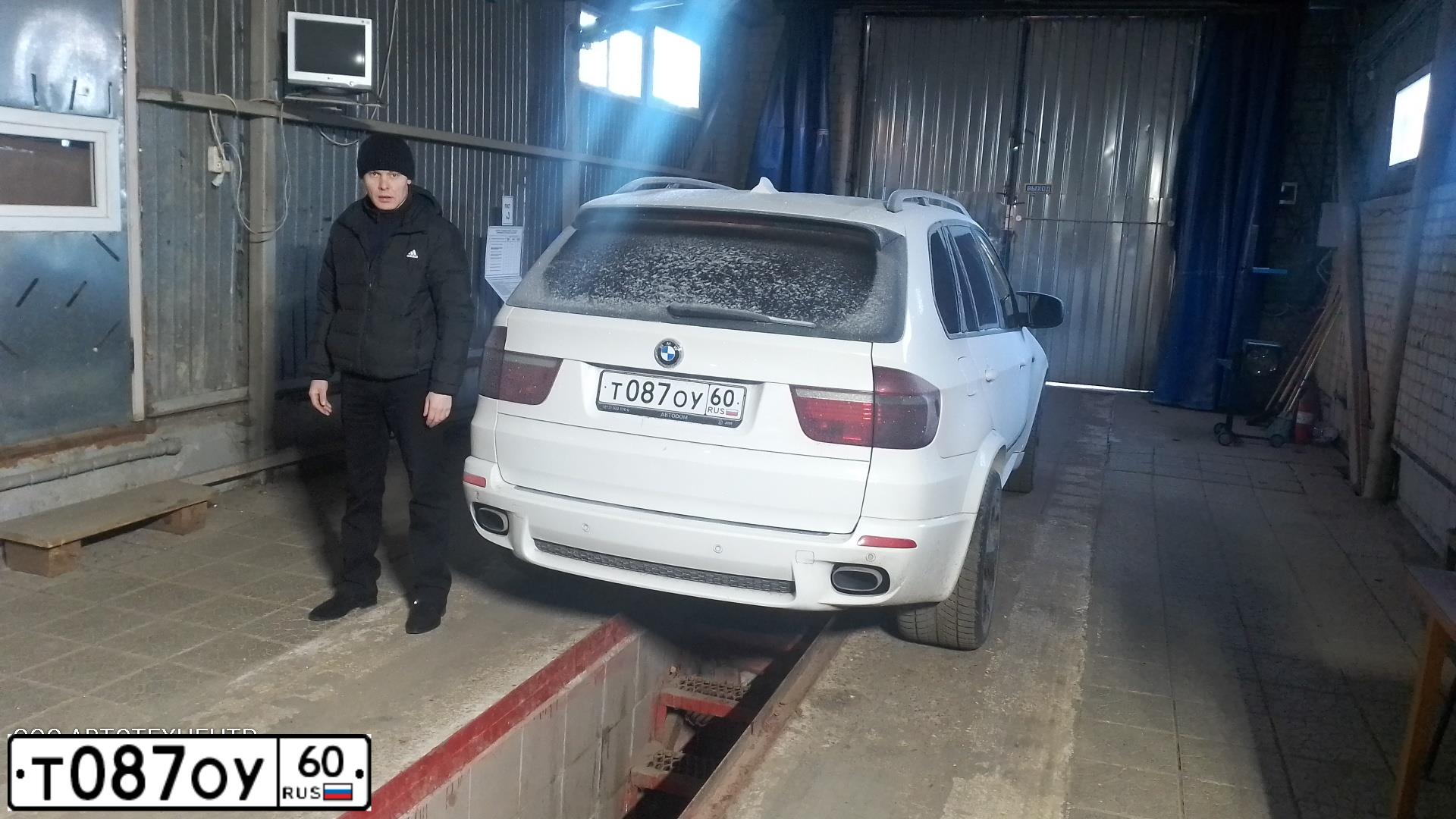 Фото автомобиля BMW X5, 2008 — госномер О111СВ197. Цвет: Белый