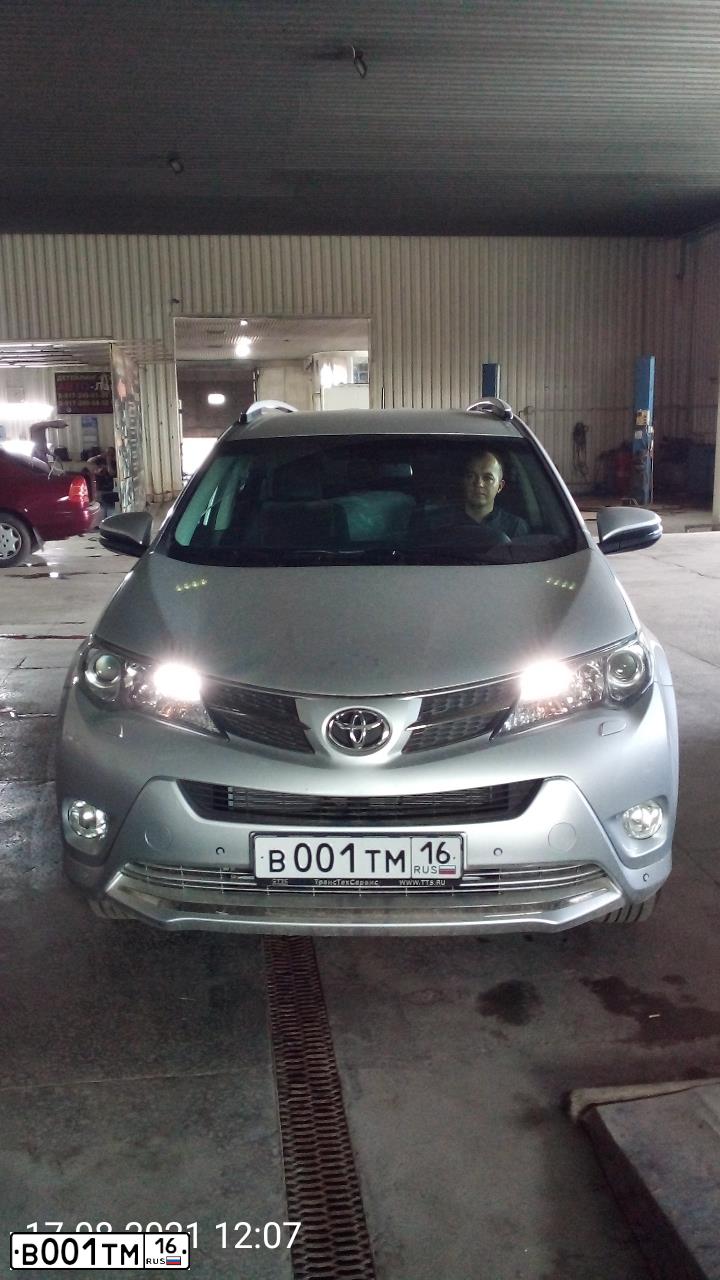 Фото автомобиля TOYOTA RAV4, 2014 — госномер В001ТМ16. Цвет: Серебристый