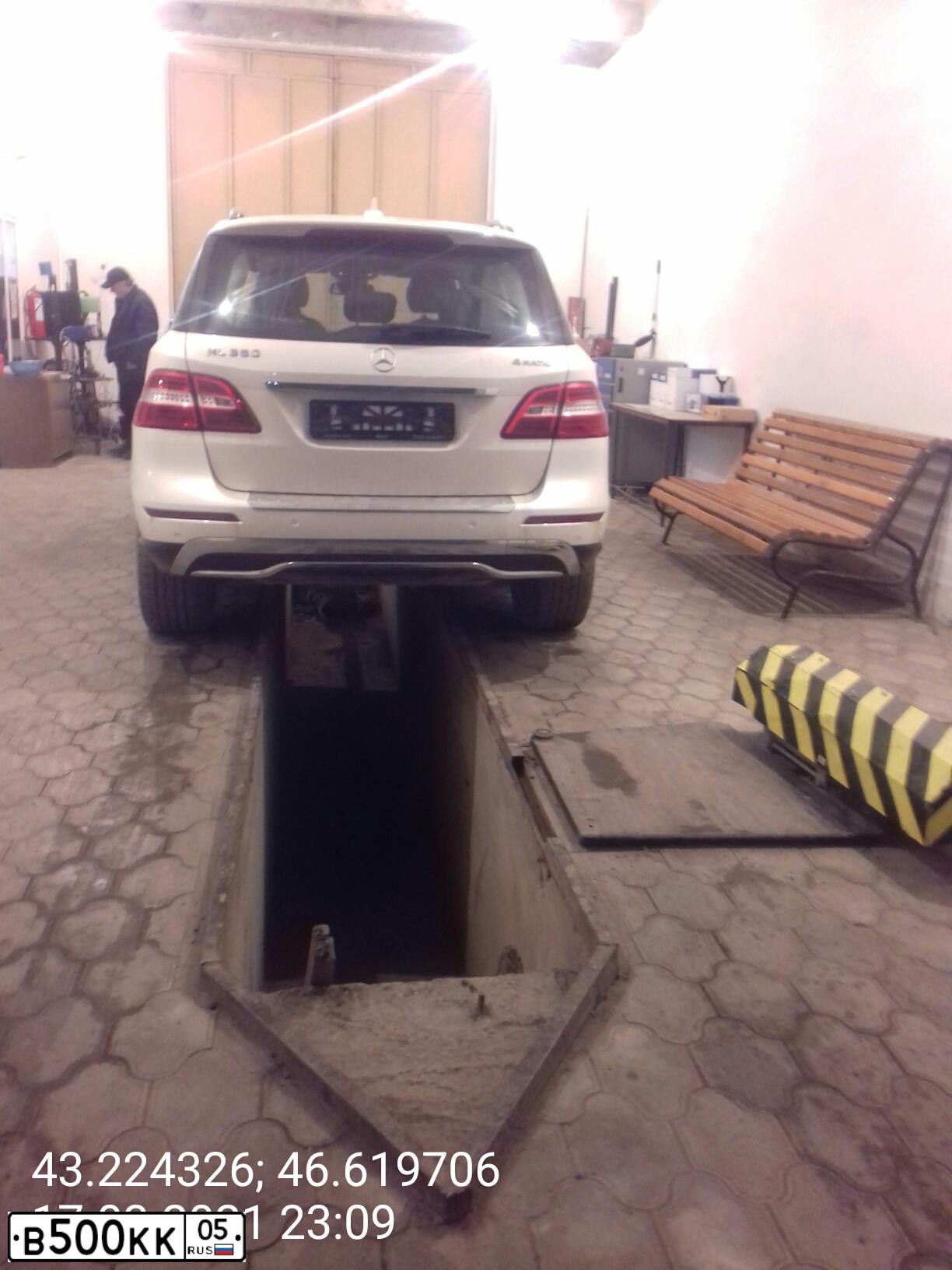 Фото автомобиля PORSCHE CAYENNE, 2005 — госномер О777ТН93. Цвет: Белый