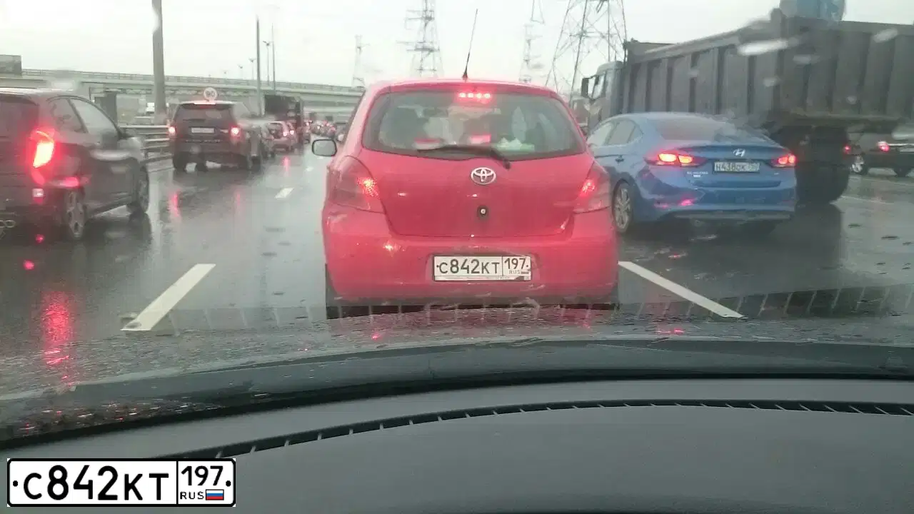 Фото автомобиля TOYOTA YARIS, 2007 — госномер Х320УМ123. Цвет: Красный