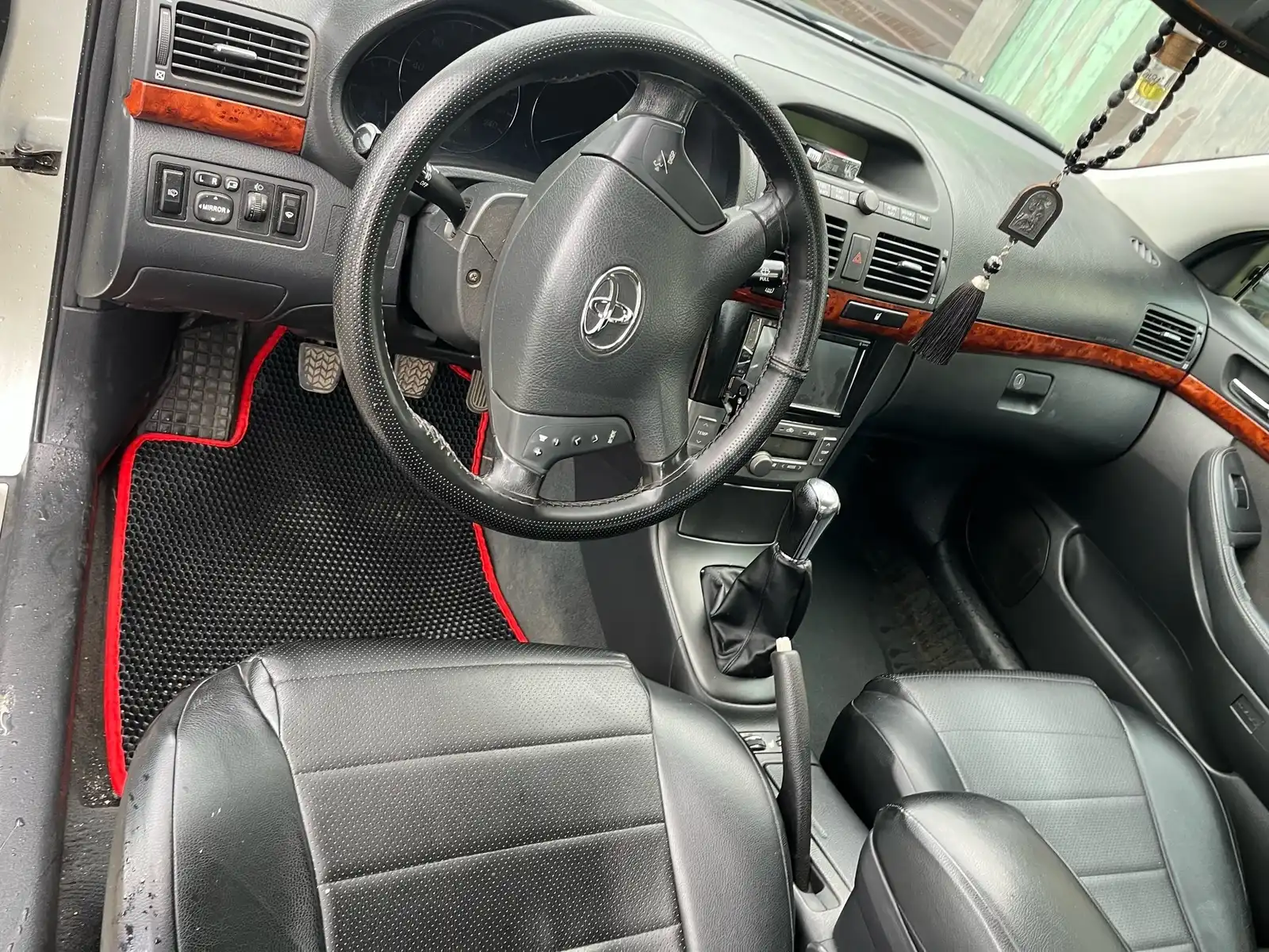 Фото автомобиля TOYOTA AVENSIS, 2004 — госномер А725ЕО774. Цвет: Серебристый