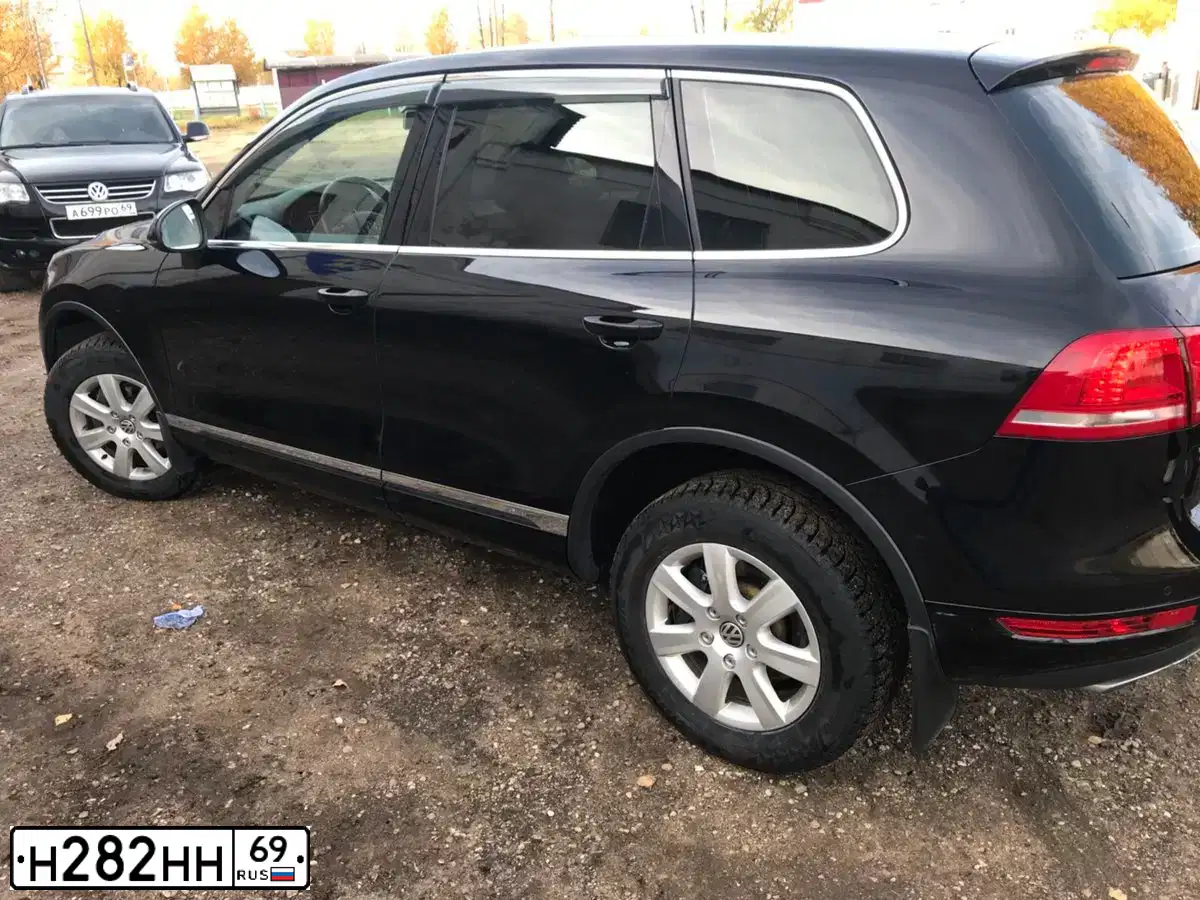 Фото автомобиля VOLKSWAGEN TOUAREG, 2012 — госномер У703ТТ197. Цвет: ЧЕРНЫЙ