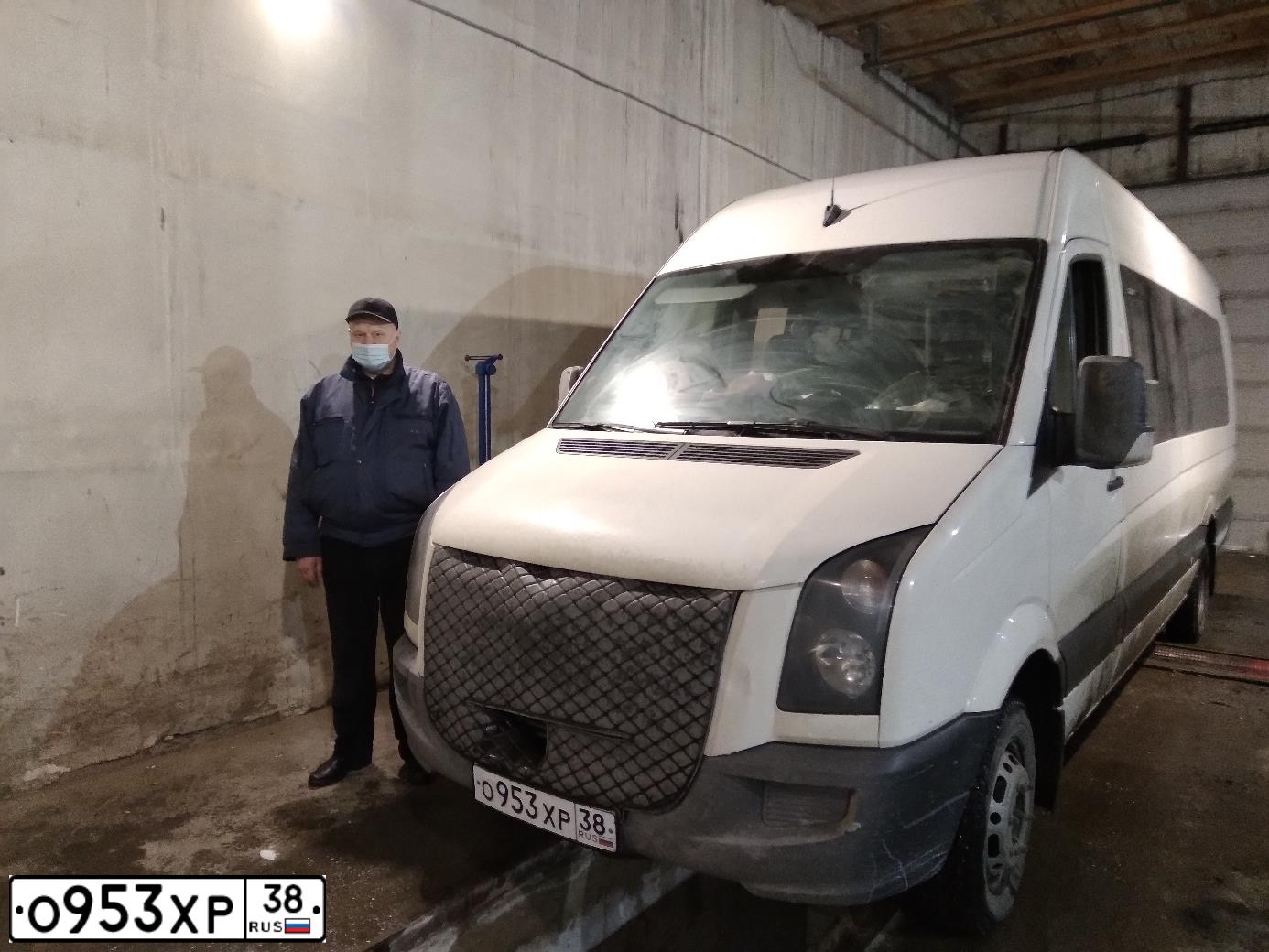 Фото автомобиля VOLKSWAGEN CRAFTER, 2012 — госномер О953ХР38. Цвет: СЕРО-БЕЛЫЙ