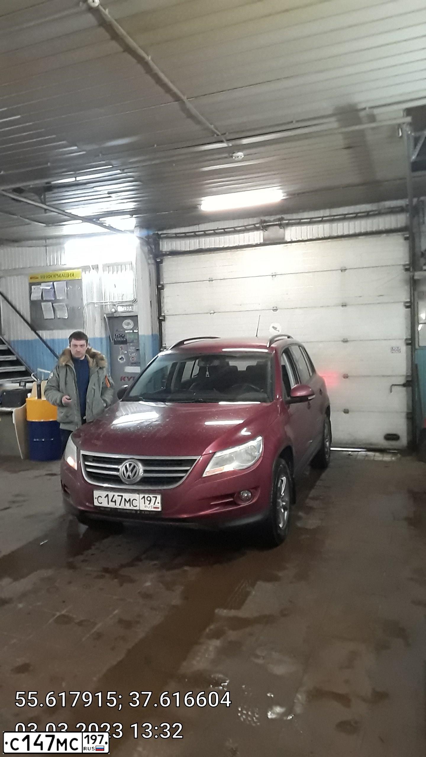 Фото автомобиля VOLKSWAGEN TIGUAN, 2011 — госномер С147МС197. Цвет: ВИШНЕВО-КРАСНЫЙ